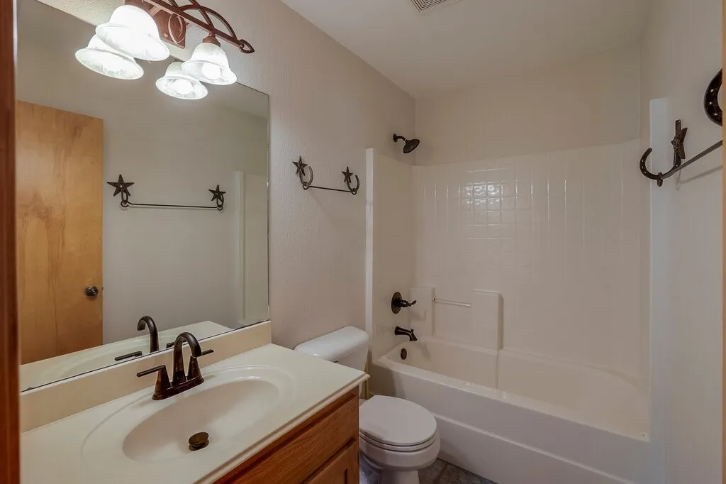 Single Family Residence For Sale in Tarrant County , 4024 J Rendon Road, Burleson, Texas 76028, 3 Bedroom, 2 Bathroom, 2 Garage spaces, 1,541 Sqft, built in 2001, mls#21359066, Real Estate Agent in Burleson, Homes For Sale in Tarrant county, Homes For Sale in Burleson, Realtor in Burleson Texas, Real Estate Brokerage Independent Realty Texas, Luminita Cordes Realtor
