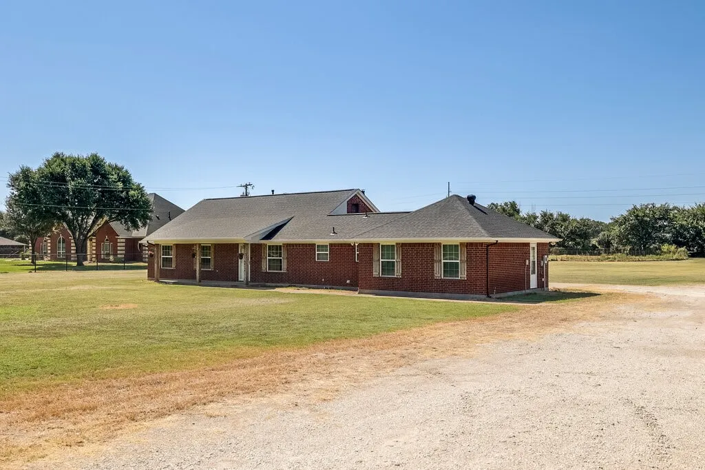 Single Family Residence For Sale in Tarrant County , 4024 J Rendon Road, Burleson, Texas 76028, 3 Bedroom, 2 Bathroom, 2 Garage spaces, 1,541 Sqft, built in 2001, mls#21359066, Real Estate Agent in Burleson, Homes For Sale in Tarrant county, Homes For Sale in Burleson, Realtor in Burleson Texas, Real Estate Brokerage Independent Realty Texas, Luminita Cordes Realtor