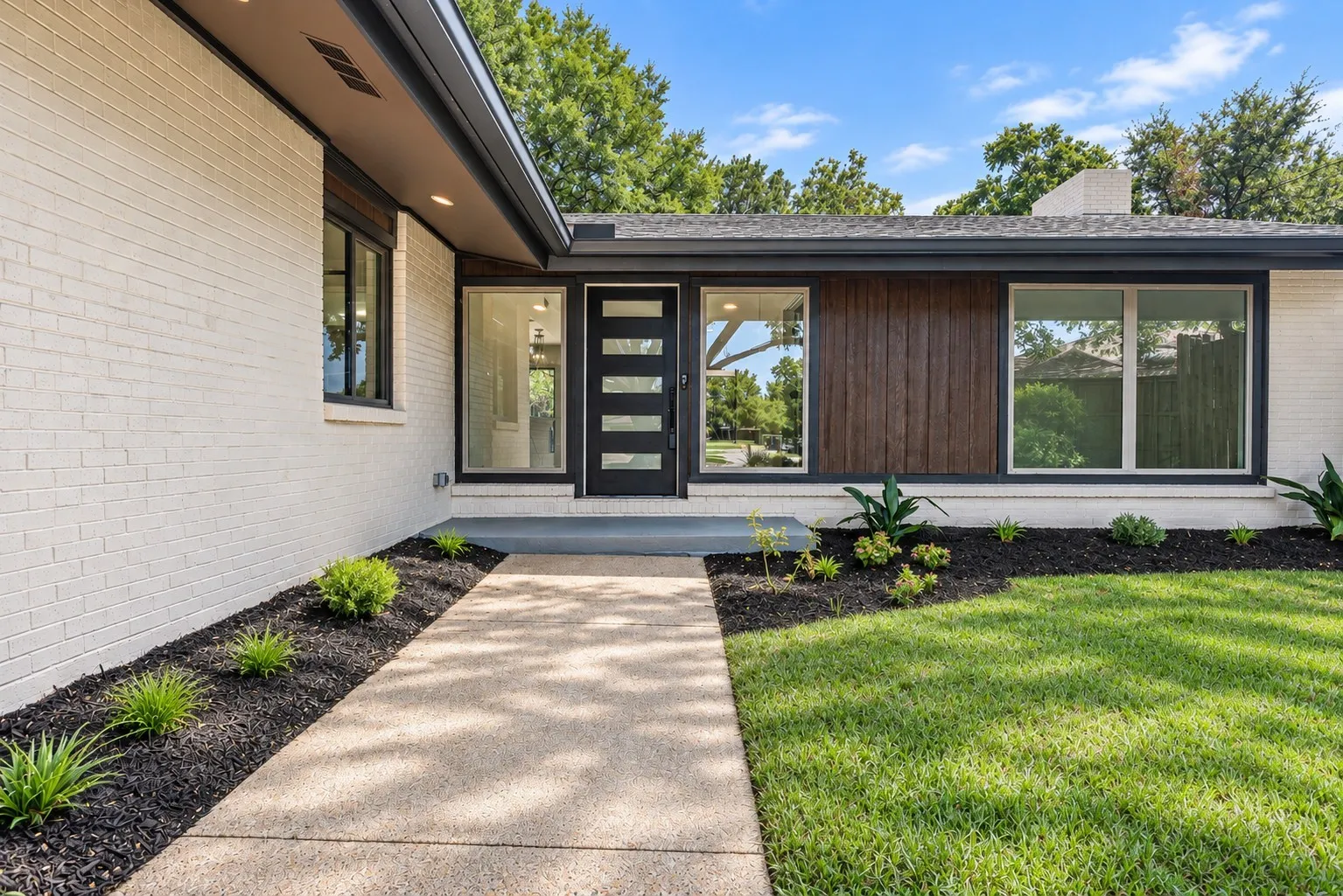 Single Family Residence For Sale in Dallas County , 13924 Tanglewood Place, Farmers Branch, Texas 75234, 4 Bedroom, 3 Bathroom, Garage spaces, 2,526 Sqft, built in 1960, mls#21346299, Real Estate Agent in Farmers Branch, Homes For Sale in Dallas county, Homes For Sale in Farmers Branch, Realtor in Farmers Branch Texas, Real Estate Brokerage Independent Realty Texas, Luminita Cordes Realtor