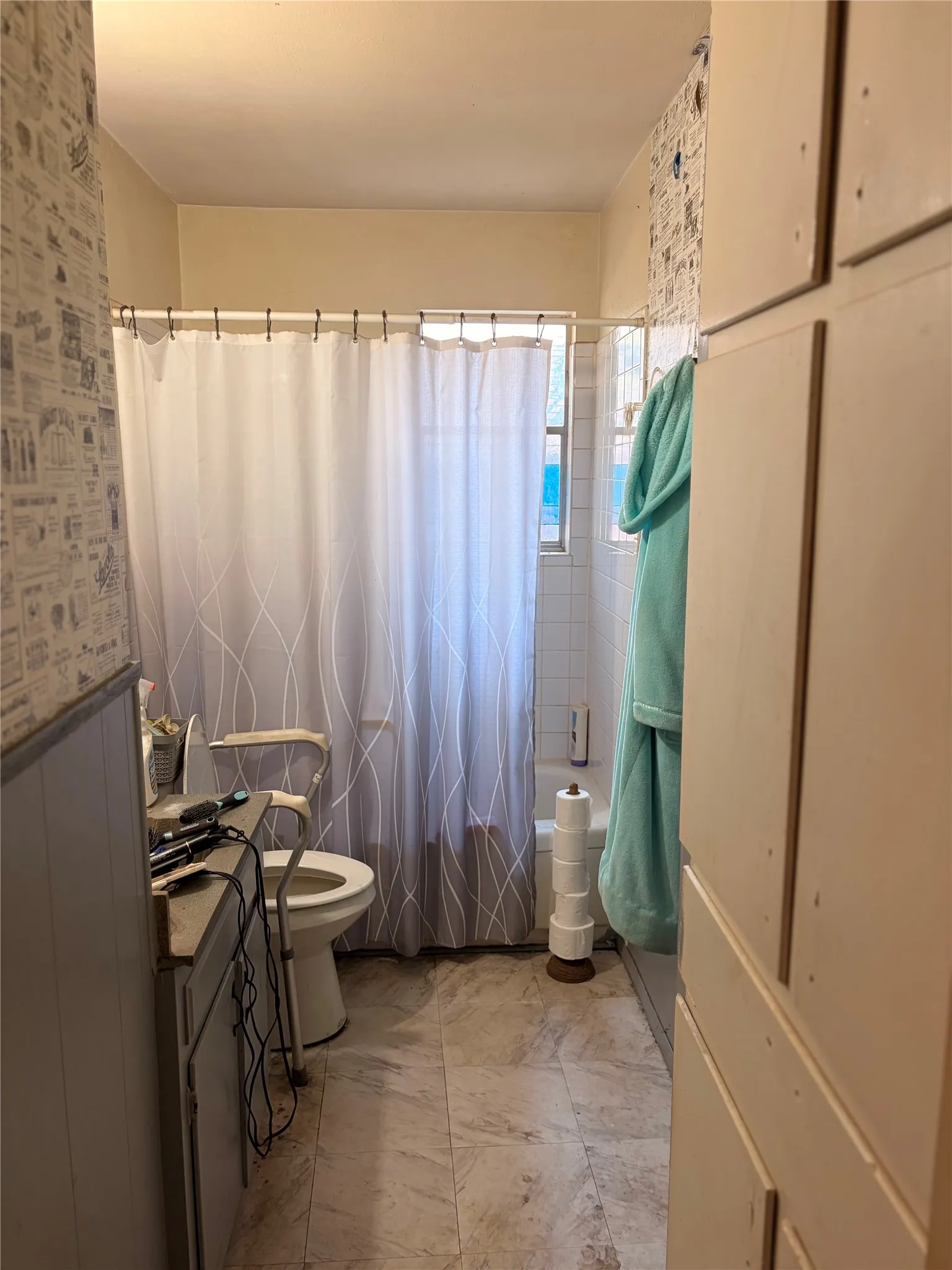 Single Family Residence For Sale in Grayson County , 135 N Imperial Drive, Denison, Texas 75020, 3 Bedroom, 2 Bathroom, 1 Garage spaces, 1,428 Sqft, built in 1962, Price $180,000, mls#21310398, Real Estate Agent in Denison, Homes For Sale in Grayson county, Homes For Sale in Denison, Realtor in Denison Texas, Real Estate Brokerage Independent Realty Texas, Luminita Cordes Realtor