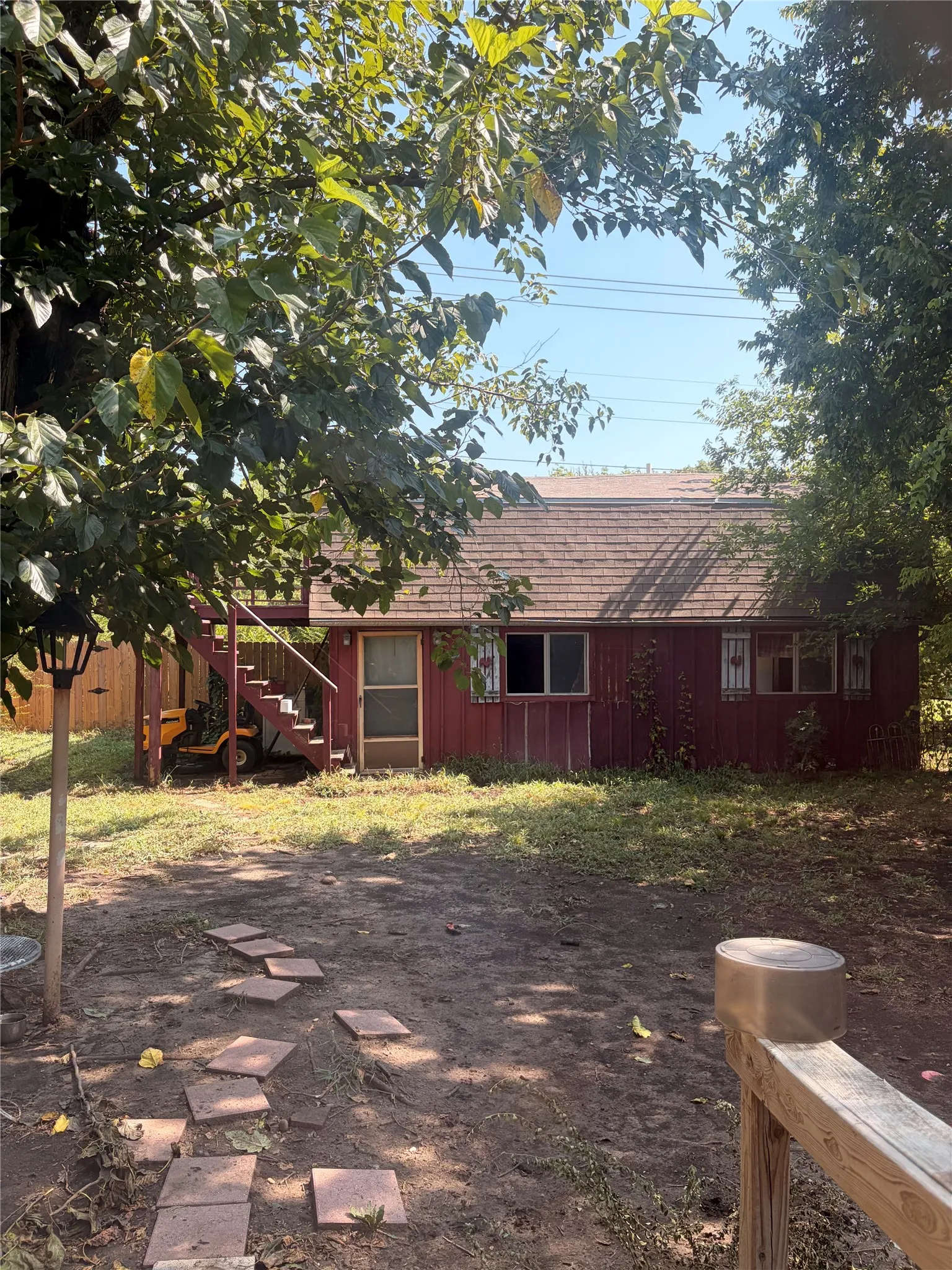 Fairly large building in back yard, needs work