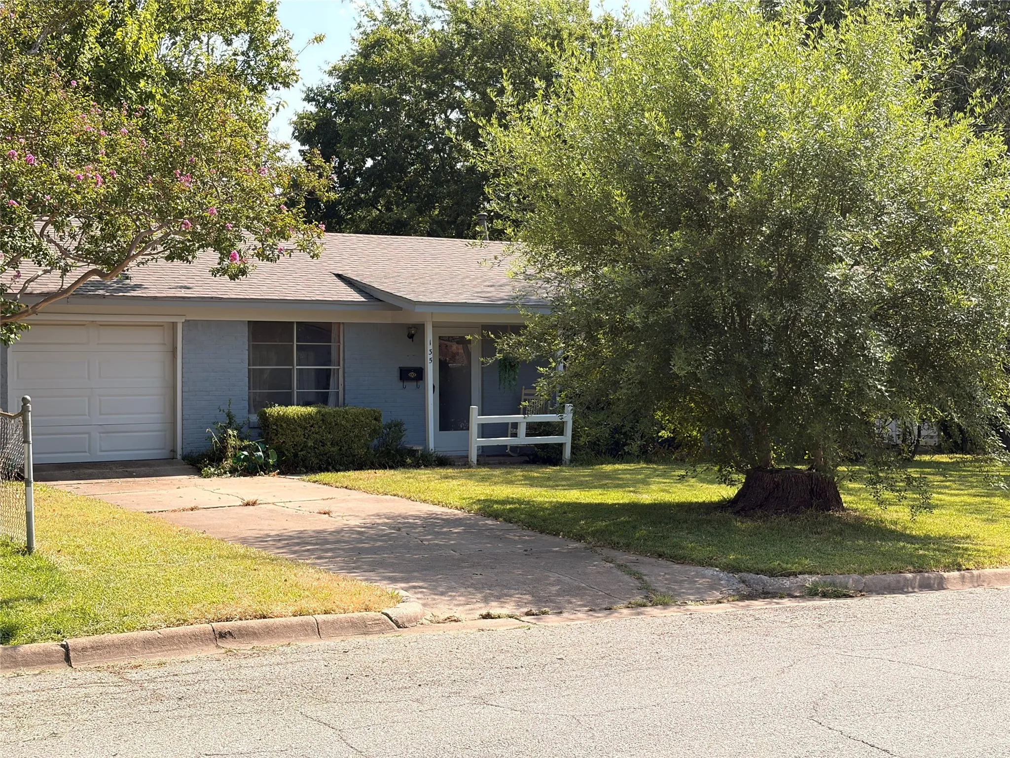 Single Family Residence For Sale in Grayson County , 135 N Imperial Drive, Denison, Texas 75020, 3 Bedroom, 2 Bathroom, 1 Garage spaces, 1,428 Sqft, built in 1962, Price $180,000, mls#21310398, Real Estate Agent in Denison, Homes For Sale in Grayson county, Homes For Sale in Denison, Realtor in Denison Texas, Real Estate Brokerage Independent Realty Texas, Luminita Cordes Realtor