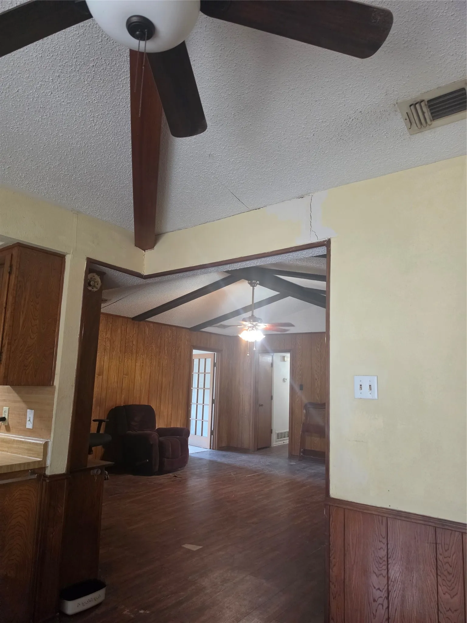 Single Family Residence For Sale in Dallas County , 1033 Shadywood Lane, De Soto, Texas 75115, 4 Bedroom, 2 Bathroom, 2 Garage spaces, 1,971 Sqft, built in 1973, mls#21359844, Real Estate Agent in De Soto, Homes For Sale in Dallas county, Homes For Sale in De Soto, Realtor in De Soto Texas, Real Estate Brokerage Independent Realty Texas, Luminita Cordes Realtor