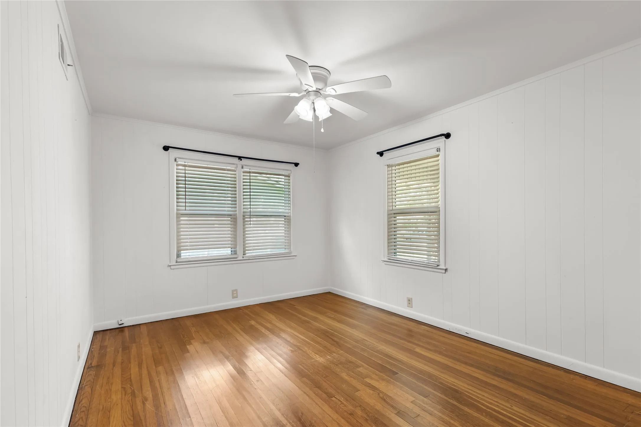 Single Family Residence For Sale in Grayson County , 1015 W Sycamore Street, Sherman, Texas 75092, 3 Bedroom, 2 Bathroom, 1 Garage spaces, 1,181 Sqft, built in 1956, mls#21359845, Real Estate Agent in Sherman, Homes For Sale in Grayson county, Homes For Sale in Sherman, Realtor in Sherman Texas, Real Estate Brokerage Independent Realty Texas, Luminita Cordes Realtor