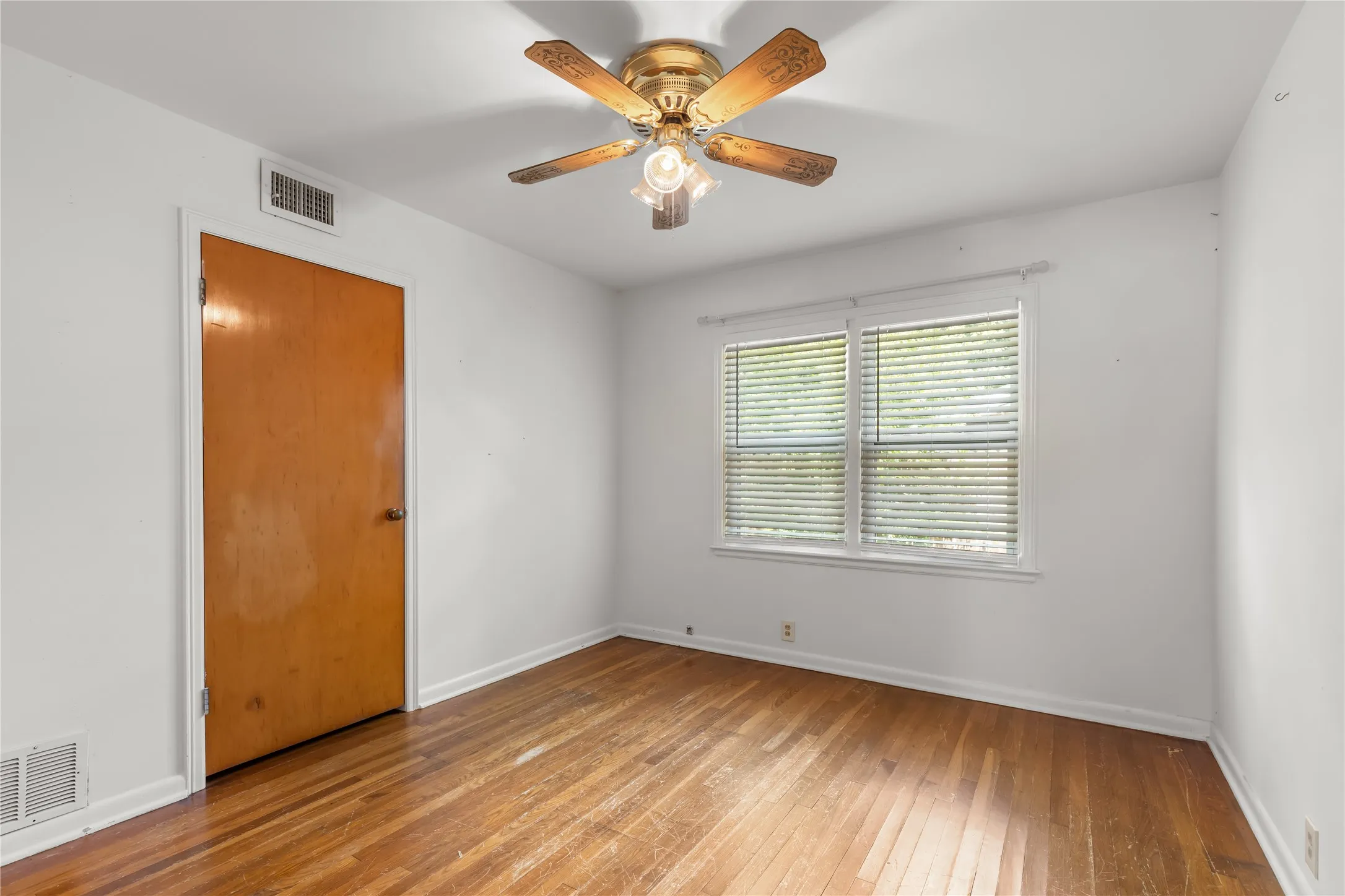 Single Family Residence For Sale in Grayson County , 1015 W Sycamore Street, Sherman, Texas 75092, 3 Bedroom, 2 Bathroom, 1 Garage spaces, 1,181 Sqft, built in 1956, mls#21359845, Real Estate Agent in Sherman, Homes For Sale in Grayson county, Homes For Sale in Sherman, Realtor in Sherman Texas, Real Estate Brokerage Independent Realty Texas, Luminita Cordes Realtor