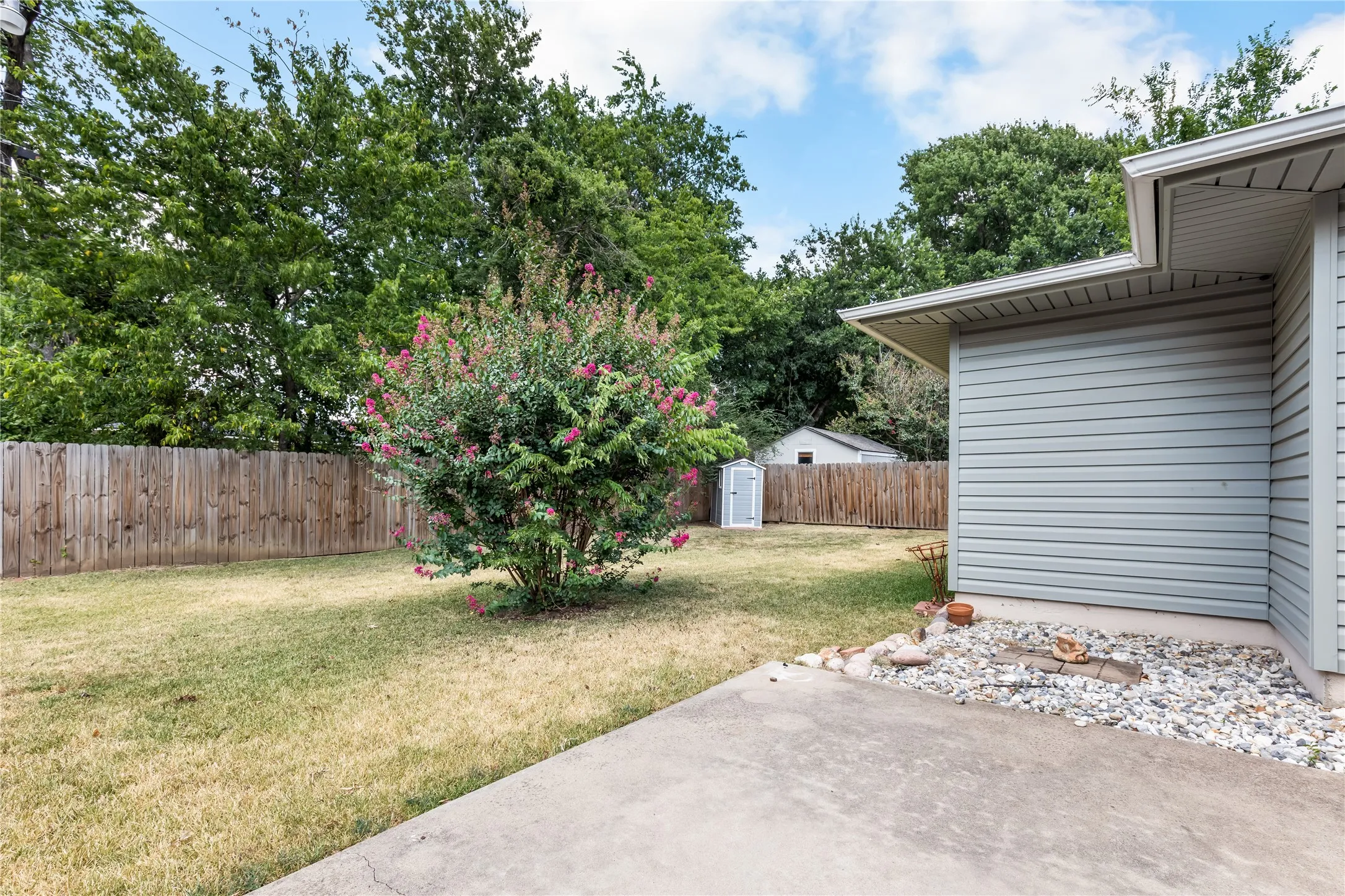Single Family Residence For Sale in Grayson County , 1015 W Sycamore Street, Sherman, Texas 75092, 3 Bedroom, 2 Bathroom, 1 Garage spaces, 1,181 Sqft, built in 1956, mls#21359845, Real Estate Agent in Sherman, Homes For Sale in Grayson county, Homes For Sale in Sherman, Realtor in Sherman Texas, Real Estate Brokerage Independent Realty Texas, Luminita Cordes Realtor
