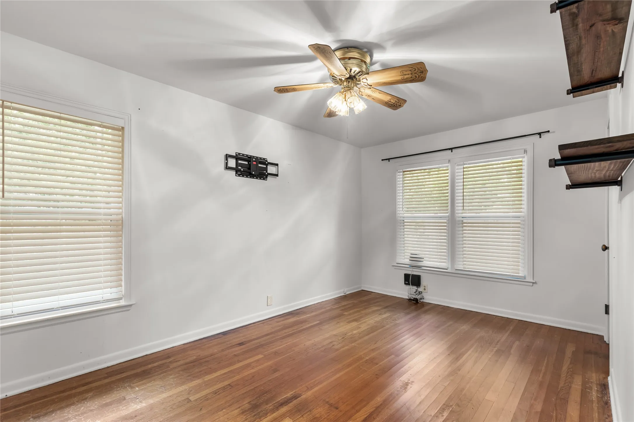 Single Family Residence For Sale in Grayson County , 1015 W Sycamore Street, Sherman, Texas 75092, 3 Bedroom, 2 Bathroom, 1 Garage spaces, 1,181 Sqft, built in 1956, mls#21359845, Real Estate Agent in Sherman, Homes For Sale in Grayson county, Homes For Sale in Sherman, Realtor in Sherman Texas, Real Estate Brokerage Independent Realty Texas, Luminita Cordes Realtor