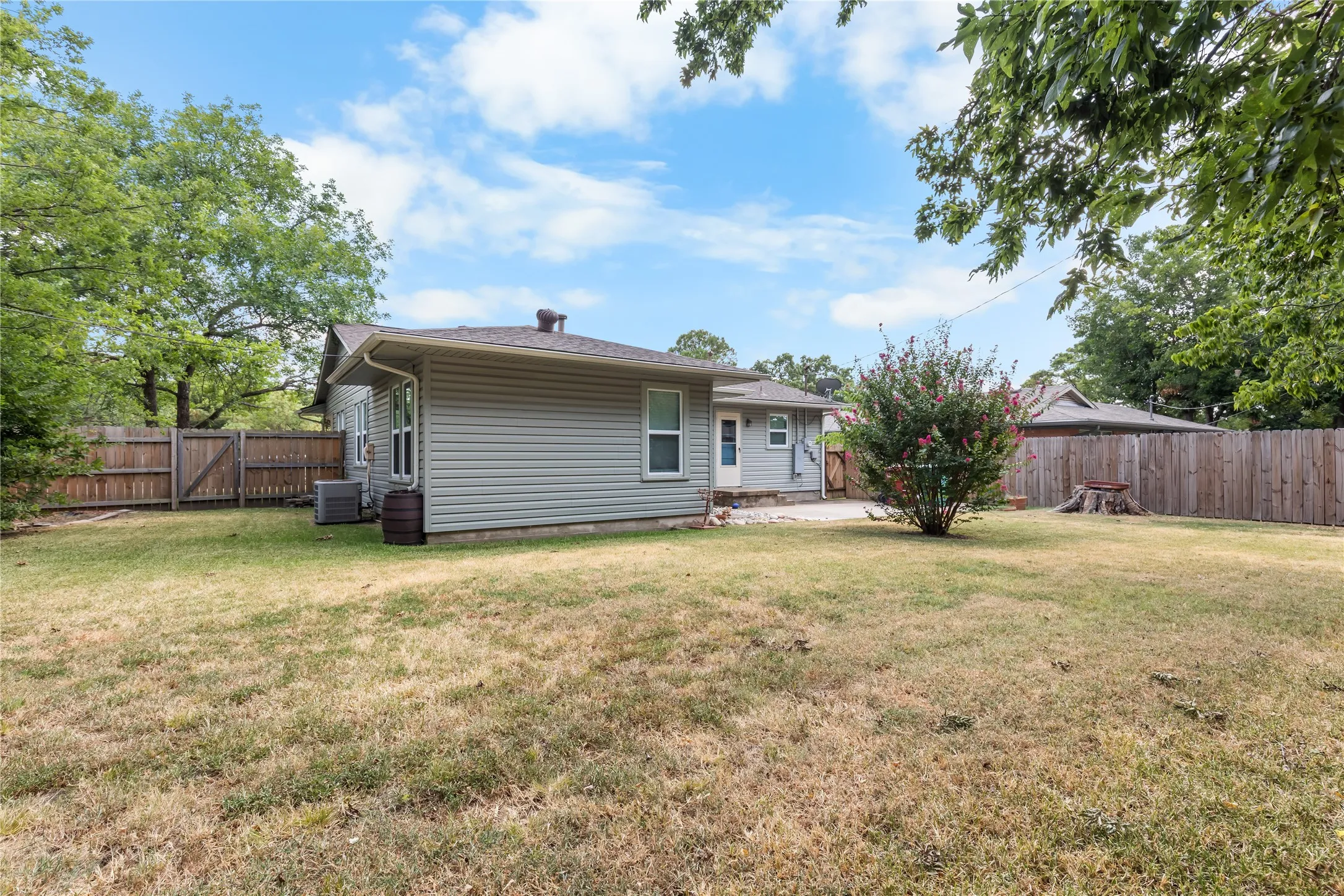 Single Family Residence For Sale in Grayson County , 1015 W Sycamore Street, Sherman, Texas 75092, 3 Bedroom, 2 Bathroom, 1 Garage spaces, 1,181 Sqft, built in 1956, mls#21359845, Real Estate Agent in Sherman, Homes For Sale in Grayson county, Homes For Sale in Sherman, Realtor in Sherman Texas, Real Estate Brokerage Independent Realty Texas, Luminita Cordes Realtor