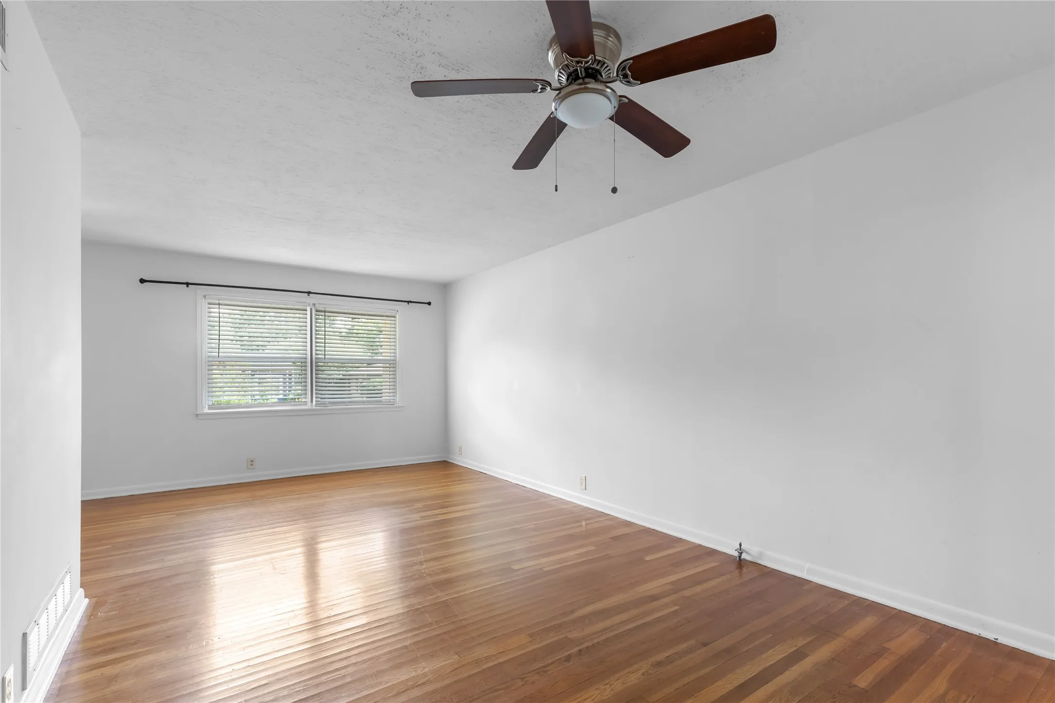 Single Family Residence For Sale in Grayson County , 1015 W Sycamore Street, Sherman, Texas 75092, 3 Bedroom, 2 Bathroom, 1 Garage spaces, 1,181 Sqft, built in 1956, mls#21359845, Real Estate Agent in Sherman, Homes For Sale in Grayson county, Homes For Sale in Sherman, Realtor in Sherman Texas, Real Estate Brokerage Independent Realty Texas, Luminita Cordes Realtor