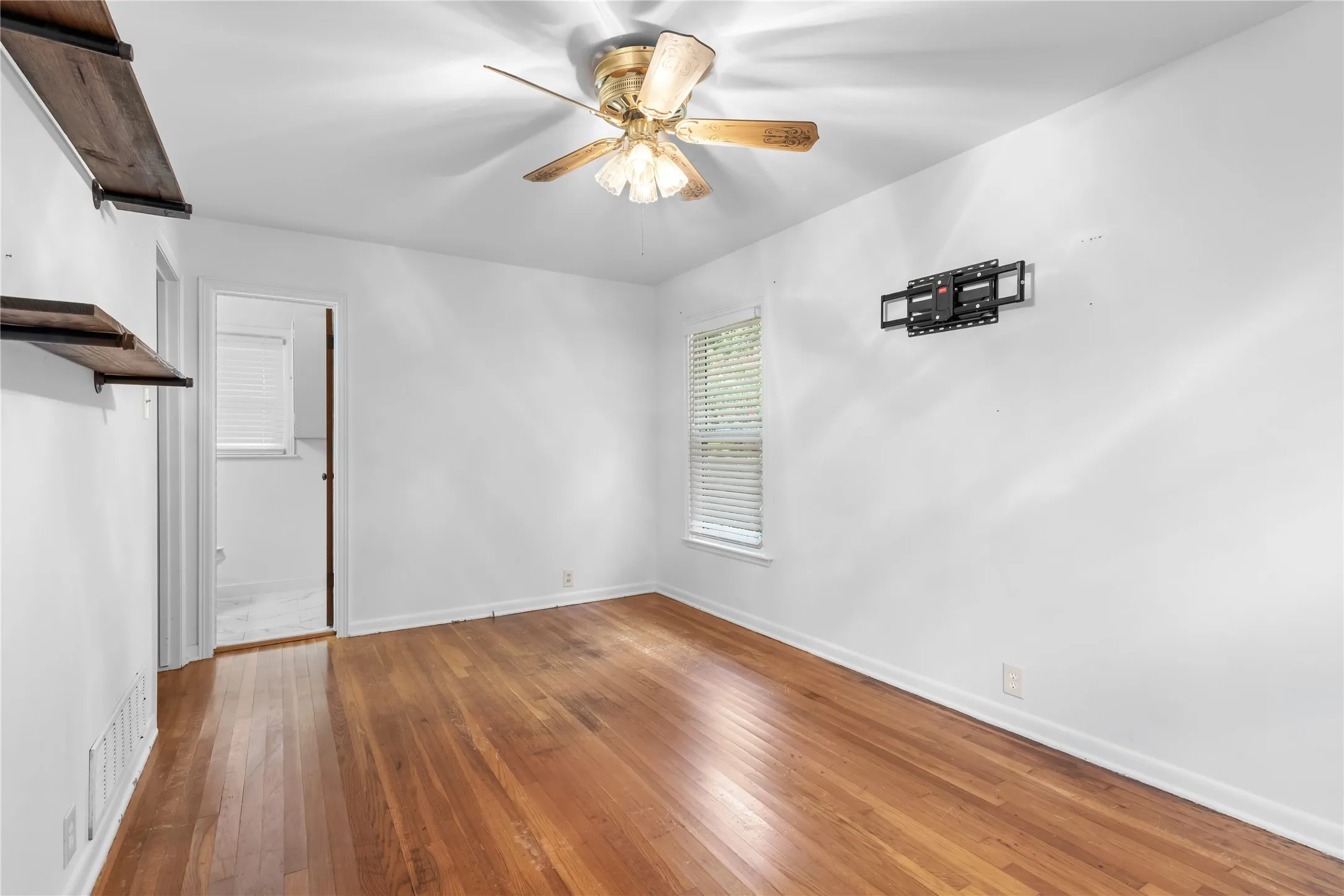 Single Family Residence For Sale in Grayson County , 1015 W Sycamore Street, Sherman, Texas 75092, 3 Bedroom, 2 Bathroom, 1 Garage spaces, 1,181 Sqft, built in 1956, mls#21359845, Real Estate Agent in Sherman, Homes For Sale in Grayson county, Homes For Sale in Sherman, Realtor in Sherman Texas, Real Estate Brokerage Independent Realty Texas, Luminita Cordes Realtor