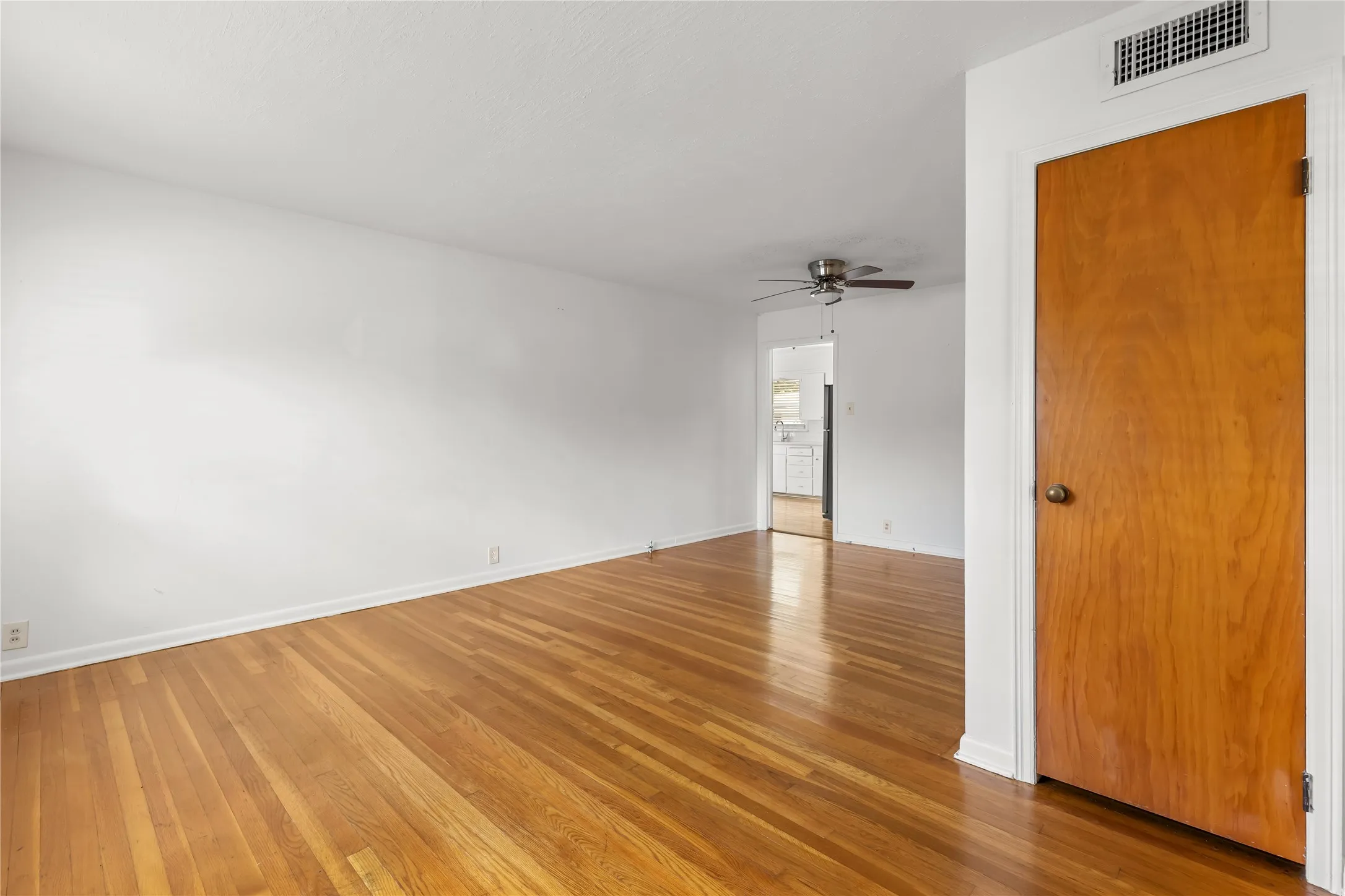 Single Family Residence For Sale in Grayson County , 1015 W Sycamore Street, Sherman, Texas 75092, 3 Bedroom, 2 Bathroom, 1 Garage spaces, 1,181 Sqft, built in 1956, mls#21359845, Real Estate Agent in Sherman, Homes For Sale in Grayson county, Homes For Sale in Sherman, Realtor in Sherman Texas, Real Estate Brokerage Independent Realty Texas, Luminita Cordes Realtor