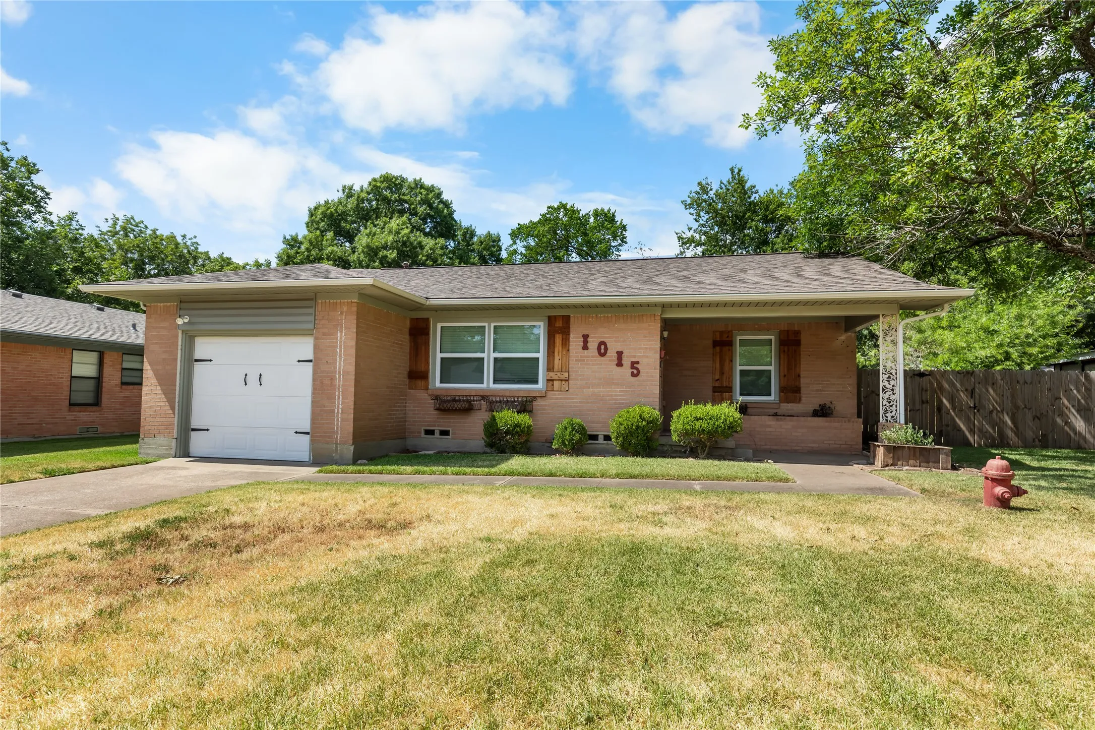 Single Family Residence For Sale in Grayson County , 1015 W Sycamore Street, Sherman, Texas 75092, 3 Bedroom, 2 Bathroom, 1 Garage spaces, 1,181 Sqft, built in 1956, mls#21359845, Real Estate Agent in Sherman, Homes For Sale in Grayson county, Homes For Sale in Sherman, Realtor in Sherman Texas, Real Estate Brokerage Independent Realty Texas, Luminita Cordes Realtor