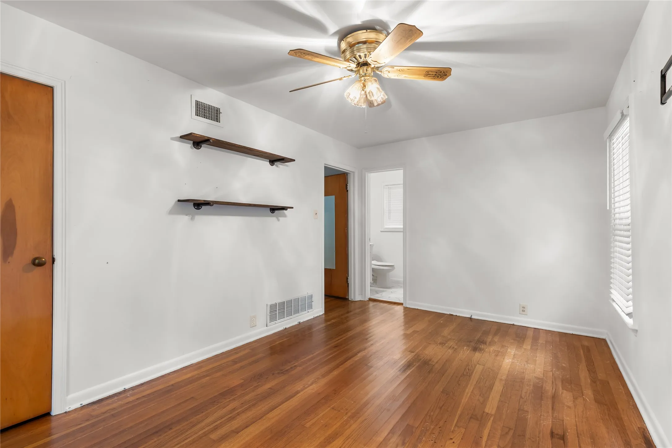 Single Family Residence For Sale in Grayson County , 1015 W Sycamore Street, Sherman, Texas 75092, 3 Bedroom, 2 Bathroom, 1 Garage spaces, 1,181 Sqft, built in 1956, mls#21359845, Real Estate Agent in Sherman, Homes For Sale in Grayson county, Homes For Sale in Sherman, Realtor in Sherman Texas, Real Estate Brokerage Independent Realty Texas, Luminita Cordes Realtor