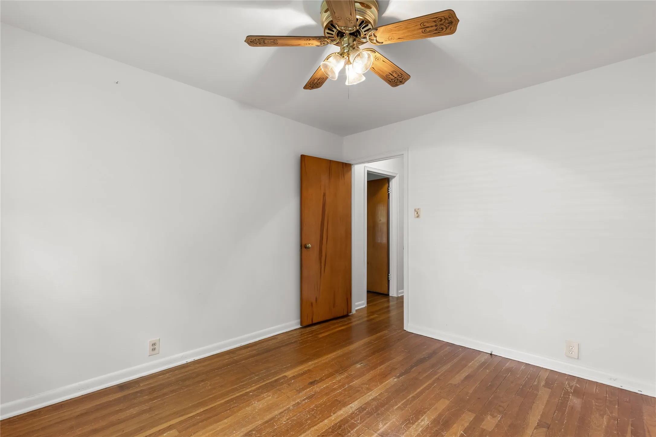 Single Family Residence For Sale in Grayson County , 1015 W Sycamore Street, Sherman, Texas 75092, 3 Bedroom, 2 Bathroom, 1 Garage spaces, 1,181 Sqft, built in 1956, mls#21359845, Real Estate Agent in Sherman, Homes For Sale in Grayson county, Homes For Sale in Sherman, Realtor in Sherman Texas, Real Estate Brokerage Independent Realty Texas, Luminita Cordes Realtor