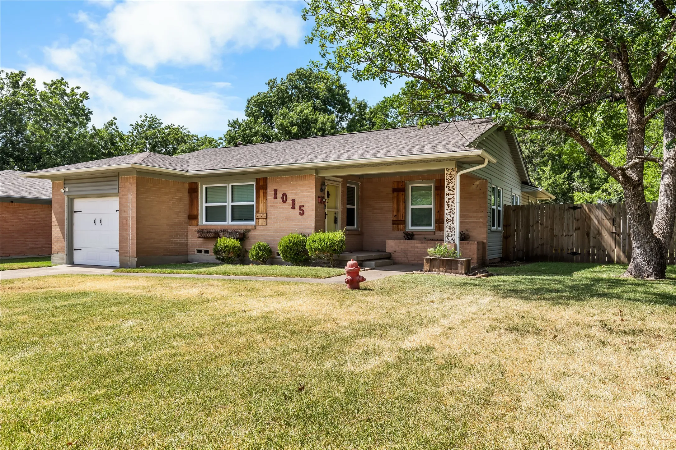 Single Family Residence For Sale in Grayson County , 1015 W Sycamore Street, Sherman, Texas 75092, 3 Bedroom, 2 Bathroom, 1 Garage spaces, 1,181 Sqft, built in 1956, mls#21359845, Real Estate Agent in Sherman, Homes For Sale in Grayson county, Homes For Sale in Sherman, Realtor in Sherman Texas, Real Estate Brokerage Independent Realty Texas, Luminita Cordes Realtor