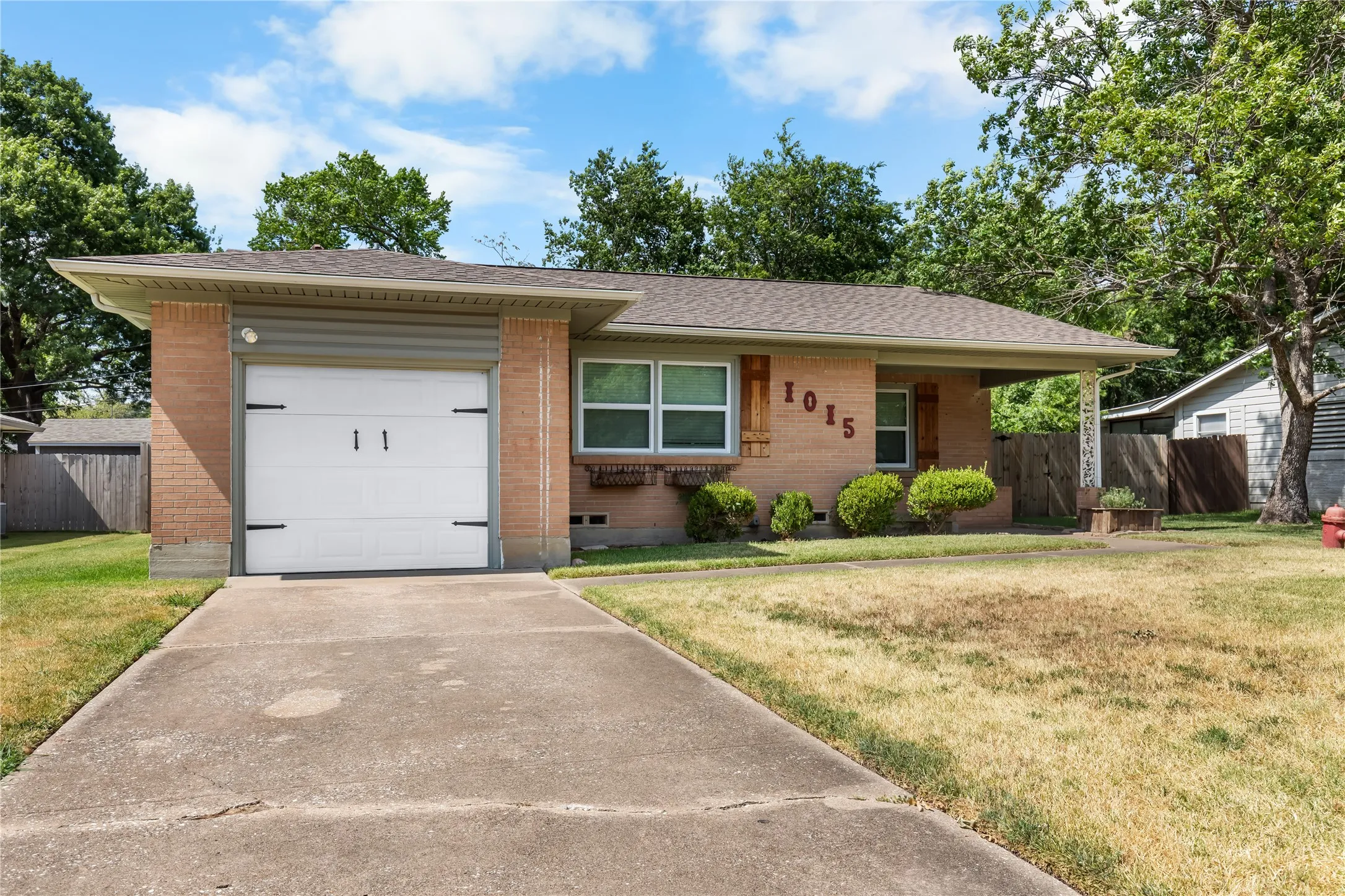 Single Family Residence For Sale in Grayson County , 1015 W Sycamore Street, Sherman, Texas 75092, 3 Bedroom, 2 Bathroom, 1 Garage spaces, 1,181 Sqft, built in 1956, mls#21359845, Real Estate Agent in Sherman, Homes For Sale in Grayson county, Homes For Sale in Sherman, Realtor in Sherman Texas, Real Estate Brokerage Independent Realty Texas, Luminita Cordes Realtor