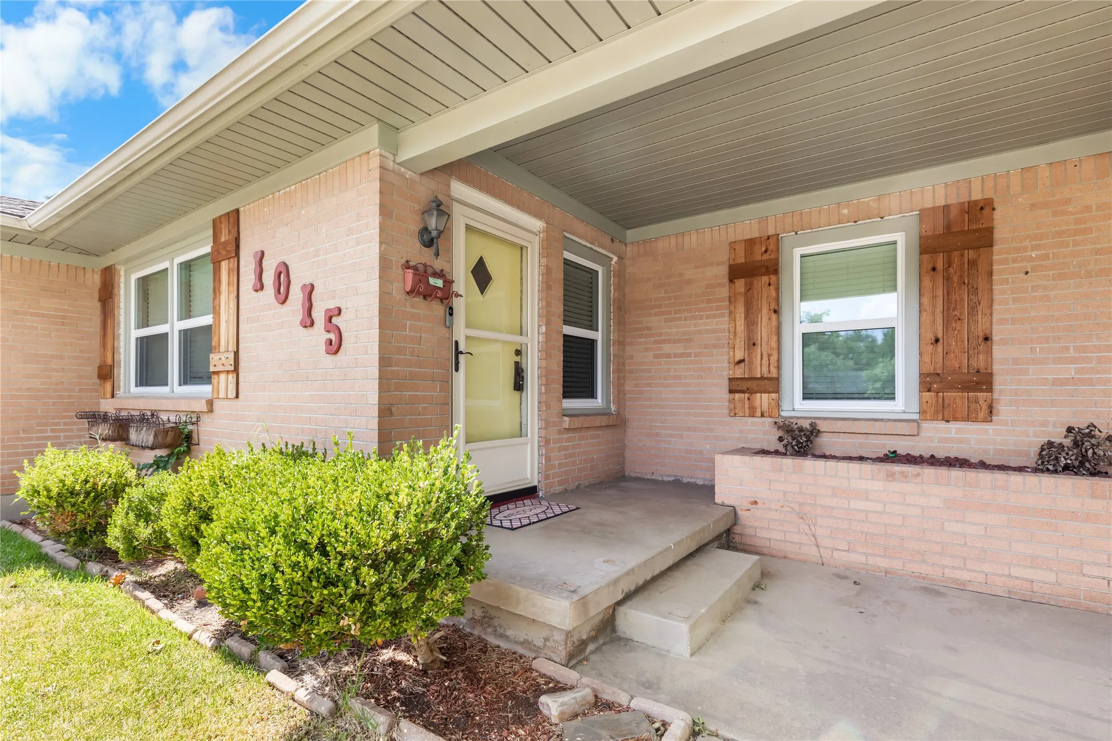 Single Family Residence For Sale in Grayson County , 1015 W Sycamore Street, Sherman, Texas 75092, 3 Bedroom, 2 Bathroom, 1 Garage spaces, 1,181 Sqft, built in 1956, mls#21359845, Real Estate Agent in Sherman, Homes For Sale in Grayson county, Homes For Sale in Sherman, Realtor in Sherman Texas, Real Estate Brokerage Independent Realty Texas, Luminita Cordes Realtor