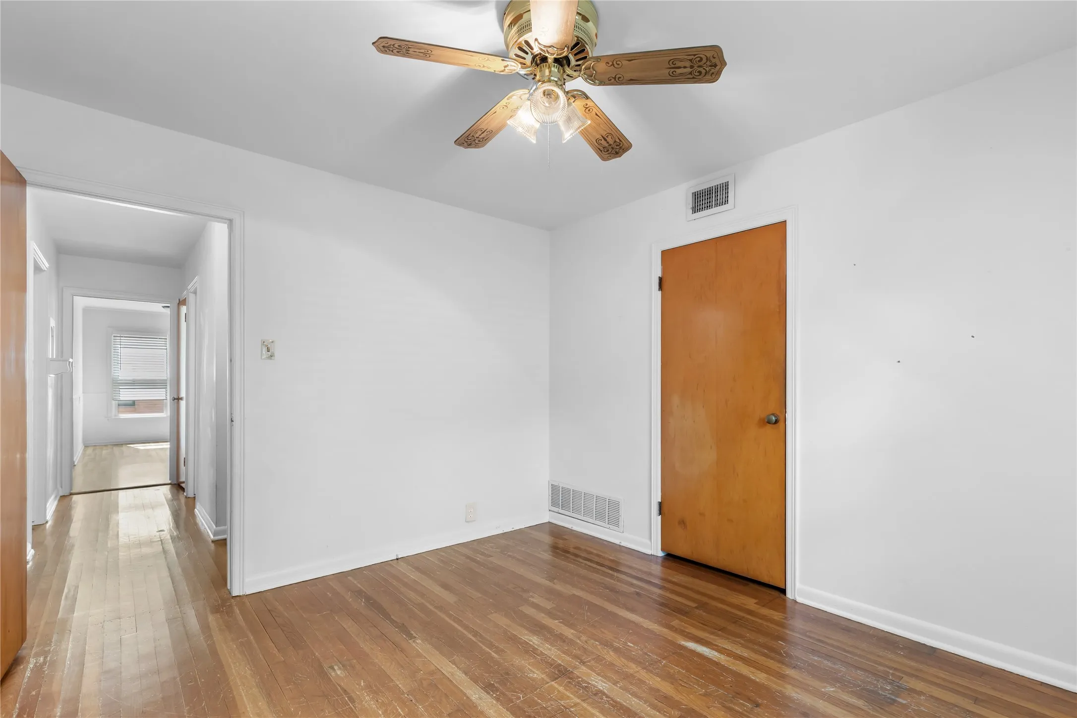 Single Family Residence For Sale in Grayson County , 1015 W Sycamore Street, Sherman, Texas 75092, 3 Bedroom, 2 Bathroom, 1 Garage spaces, 1,181 Sqft, built in 1956, mls#21359845, Real Estate Agent in Sherman, Homes For Sale in Grayson county, Homes For Sale in Sherman, Realtor in Sherman Texas, Real Estate Brokerage Independent Realty Texas, Luminita Cordes Realtor