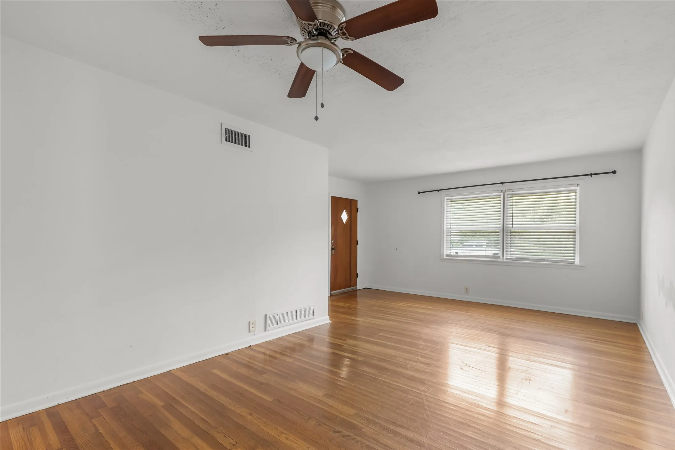 Single Family Residence For Sale in Grayson County , 1015 W Sycamore Street, Sherman, Texas 75092, 3 Bedroom, 2 Bathroom, 1 Garage spaces, 1,181 Sqft, built in 1956, mls#21359845, Real Estate Agent in Sherman, Homes For Sale in Grayson county, Homes For Sale in Sherman, Realtor in Sherman Texas, Real Estate Brokerage Independent Realty Texas, Luminita Cordes Realtor