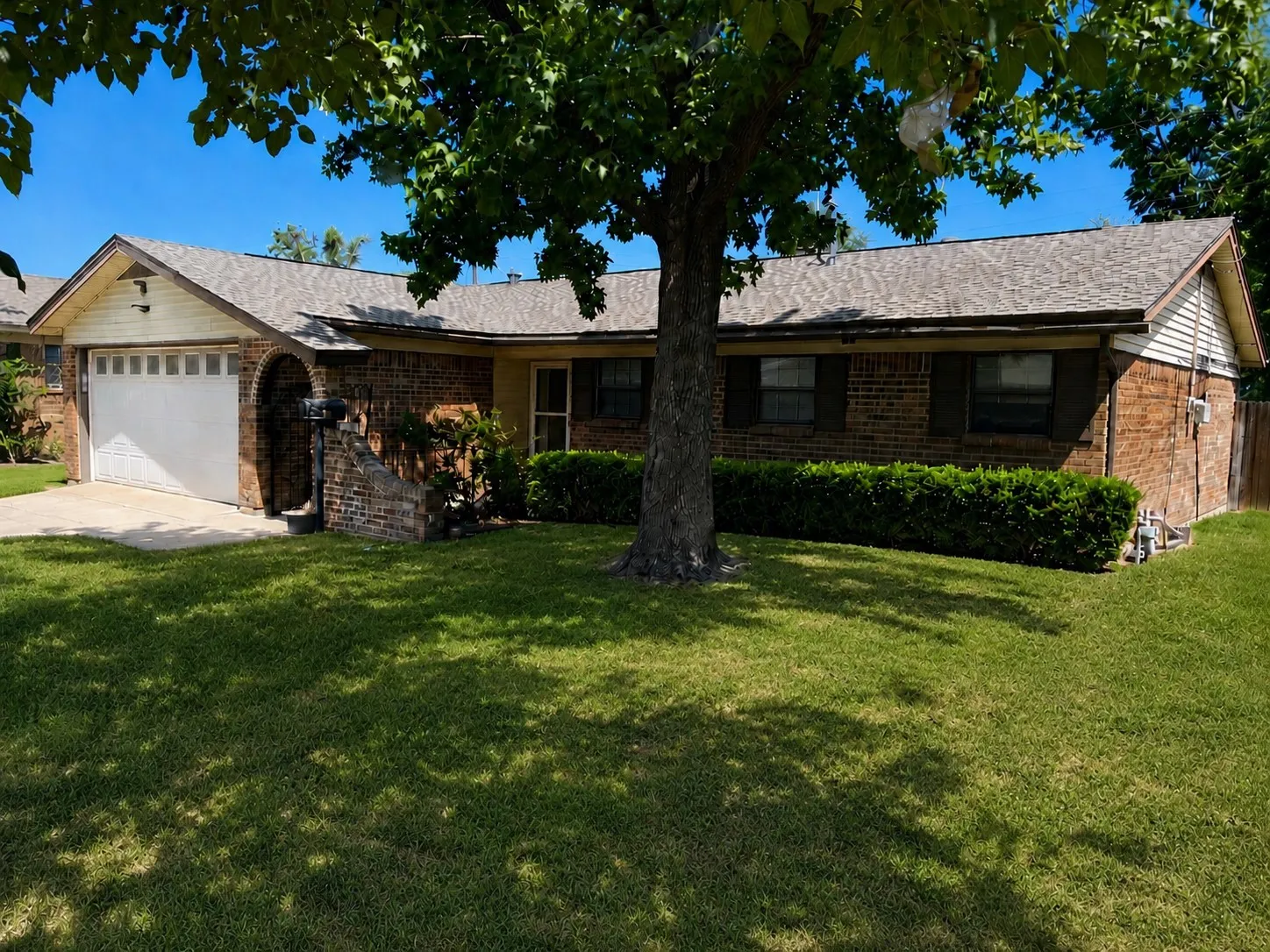 Single Family Residence For Rent in Dallas County , 2025 Meadow Glen, Irving, Texas 75060, 3 Bedroom, 2 Bathroom, 2 Garage spaces, 1,169 Sqft, built in 1968, mls#21358964, Real Estate Agent in Irving, Homes For Rent in Dallas county, Homes For Rent in Irving, Realtor in Irving Texas, Real Estate Brokerage Independent Realty Texas, Luminita Cordes Realtor