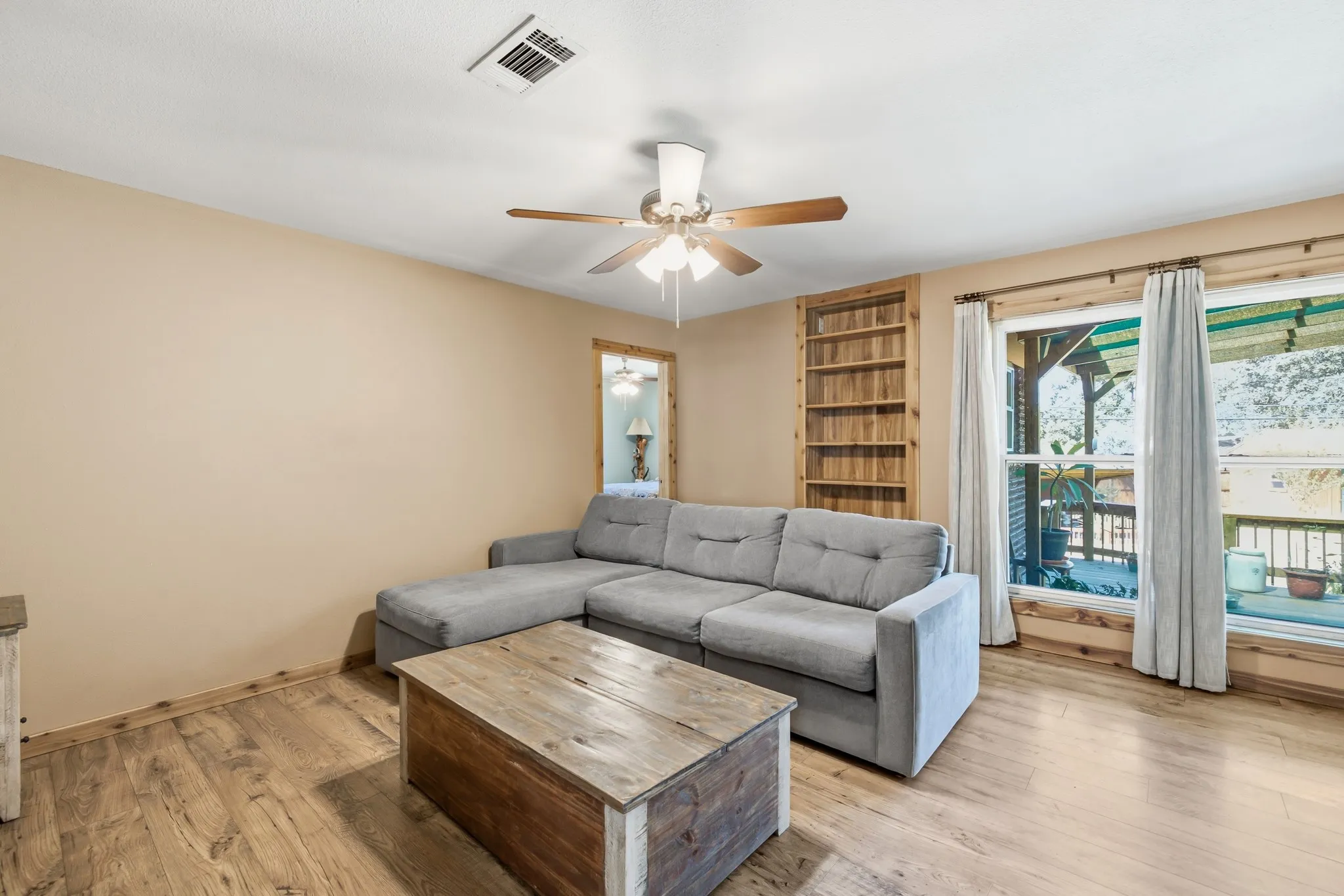 Single Family Residence For Sale in Tarrant County , 612 Oakwood Drive, Euless, Texas 76040, 3 Bedroom, 2 Bathroom, 2 Garage spaces, 1,622 Sqft, built in 1959, mls#21356740, Real Estate Agent in Euless, Homes For Sale in Tarrant county, Homes For Sale in Euless, Realtor in Euless Texas, Real Estate Brokerage Independent Realty Texas, Luminita Cordes Realtor