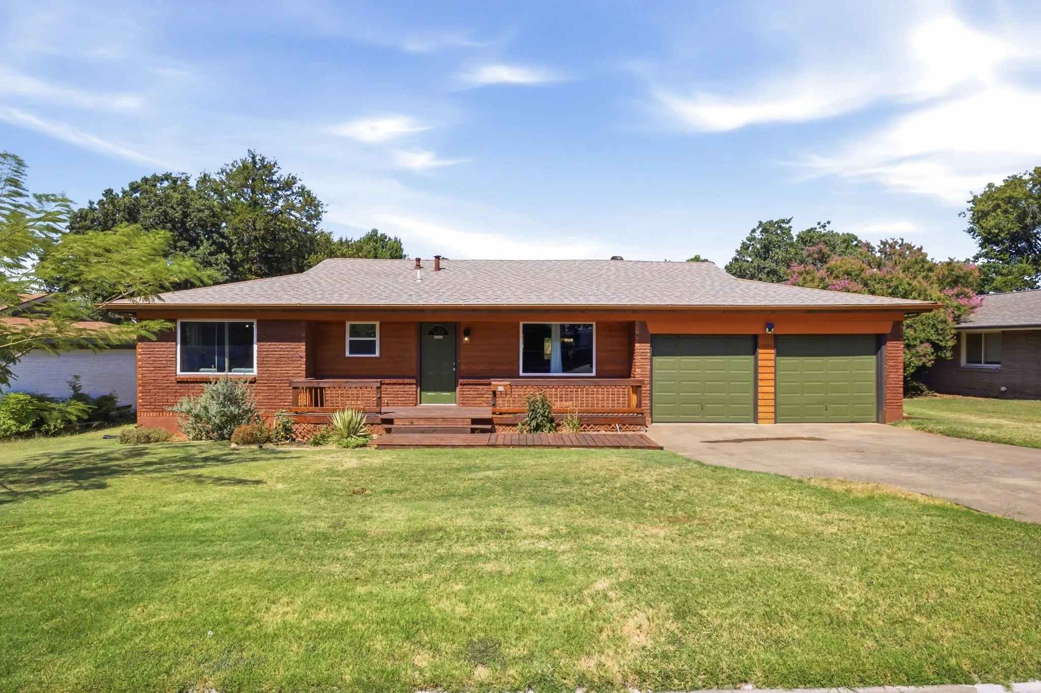 Single Family Residence For Sale in Tarrant County , 612 Oakwood Drive, Euless, Texas 76040, 3 Bedroom, 2 Bathroom, 2 Garage spaces, 1,622 Sqft, built in 1959, mls#21356740, Real Estate Agent in Euless, Homes For Sale in Tarrant county, Homes For Sale in Euless, Realtor in Euless Texas, Real Estate Brokerage Independent Realty Texas, Luminita Cordes Realtor