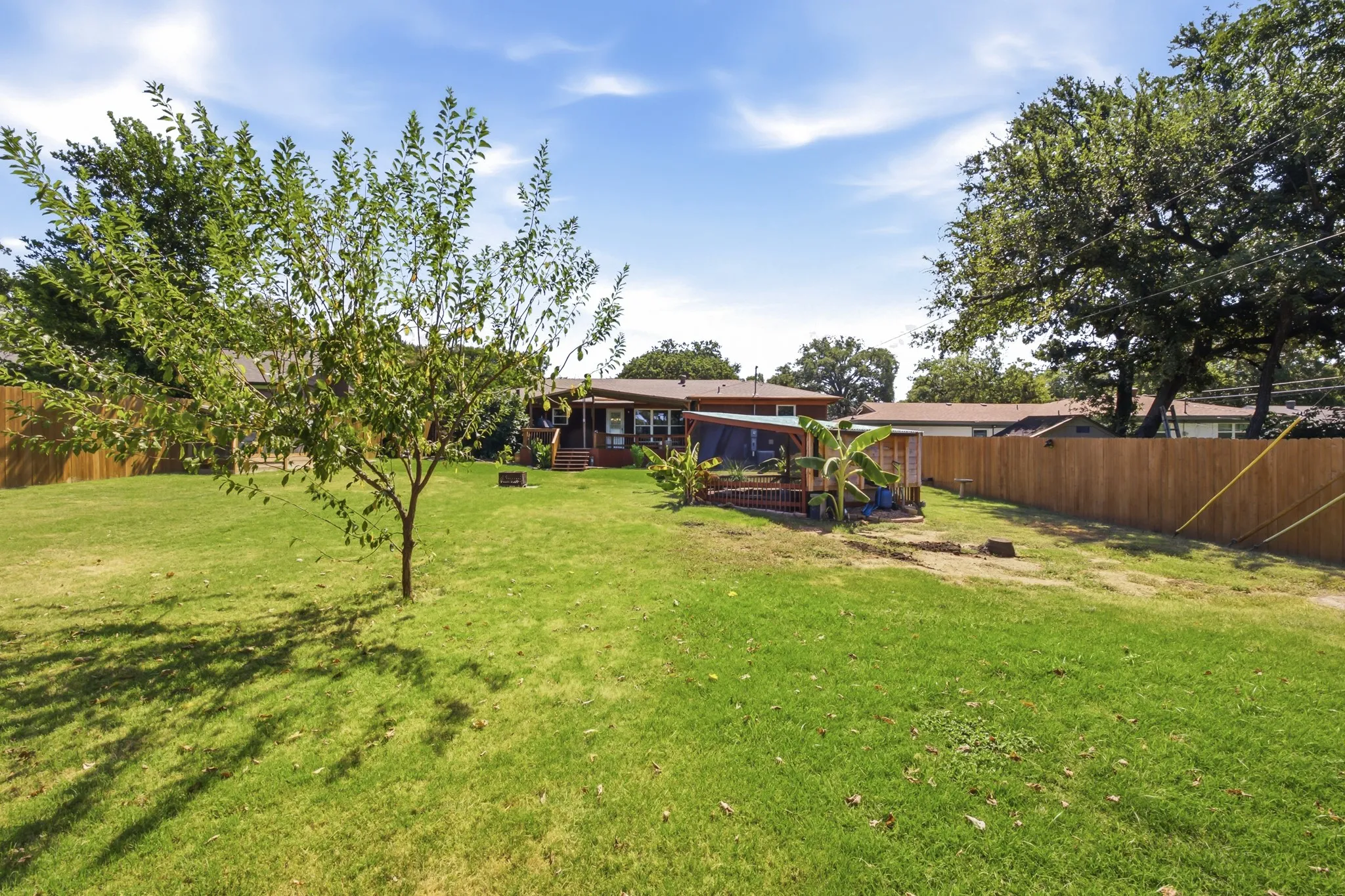 Single Family Residence For Sale in Tarrant County , 612 Oakwood Drive, Euless, Texas 76040, 3 Bedroom, 2 Bathroom, 2 Garage spaces, 1,622 Sqft, built in 1959, mls#21356740, Real Estate Agent in Euless, Homes For Sale in Tarrant county, Homes For Sale in Euless, Realtor in Euless Texas, Real Estate Brokerage Independent Realty Texas, Luminita Cordes Realtor