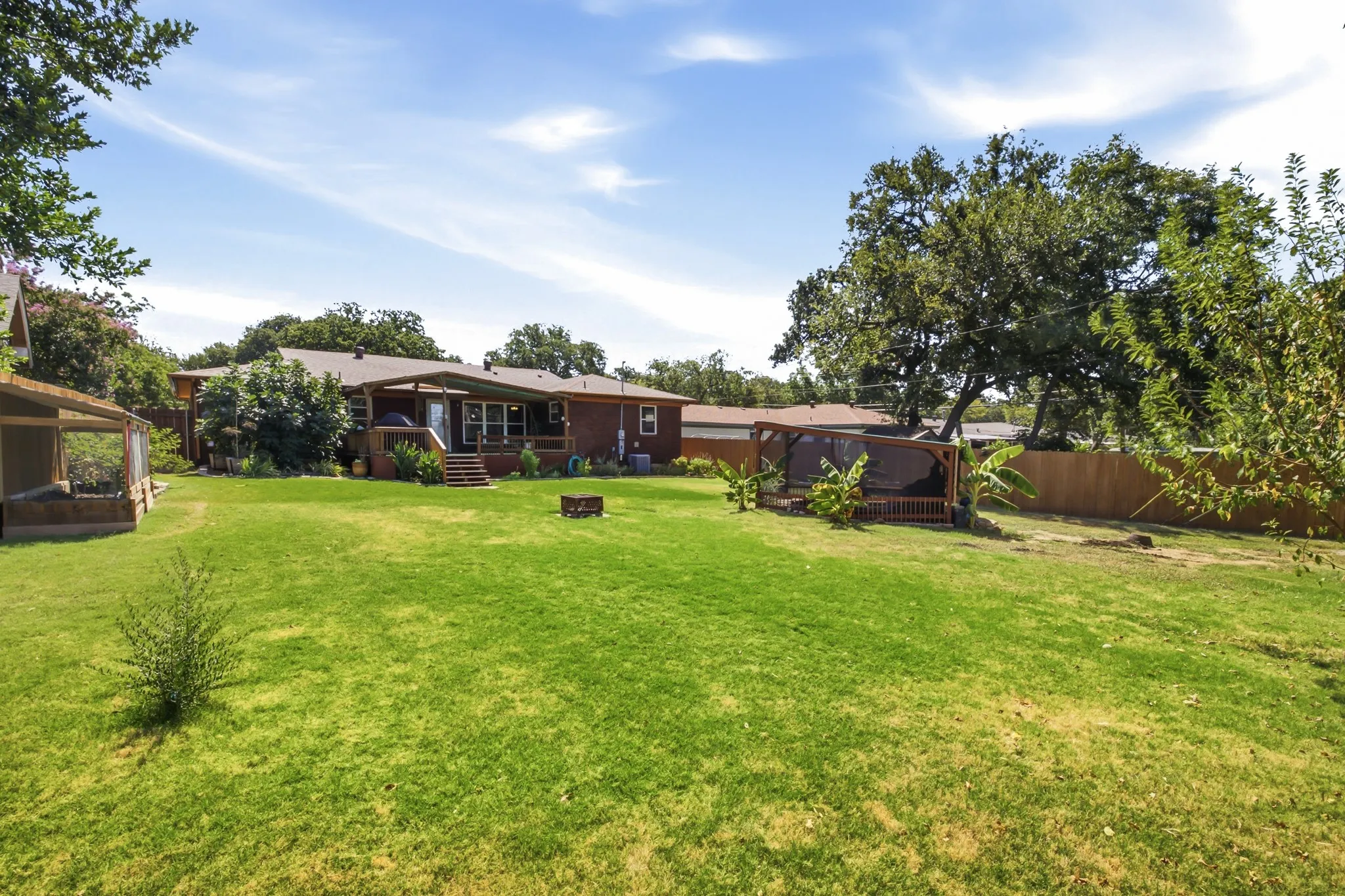 Single Family Residence For Sale in Tarrant County , 612 Oakwood Drive, Euless, Texas 76040, 3 Bedroom, 2 Bathroom, 2 Garage spaces, 1,622 Sqft, built in 1959, mls#21356740, Real Estate Agent in Euless, Homes For Sale in Tarrant county, Homes For Sale in Euless, Realtor in Euless Texas, Real Estate Brokerage Independent Realty Texas, Luminita Cordes Realtor