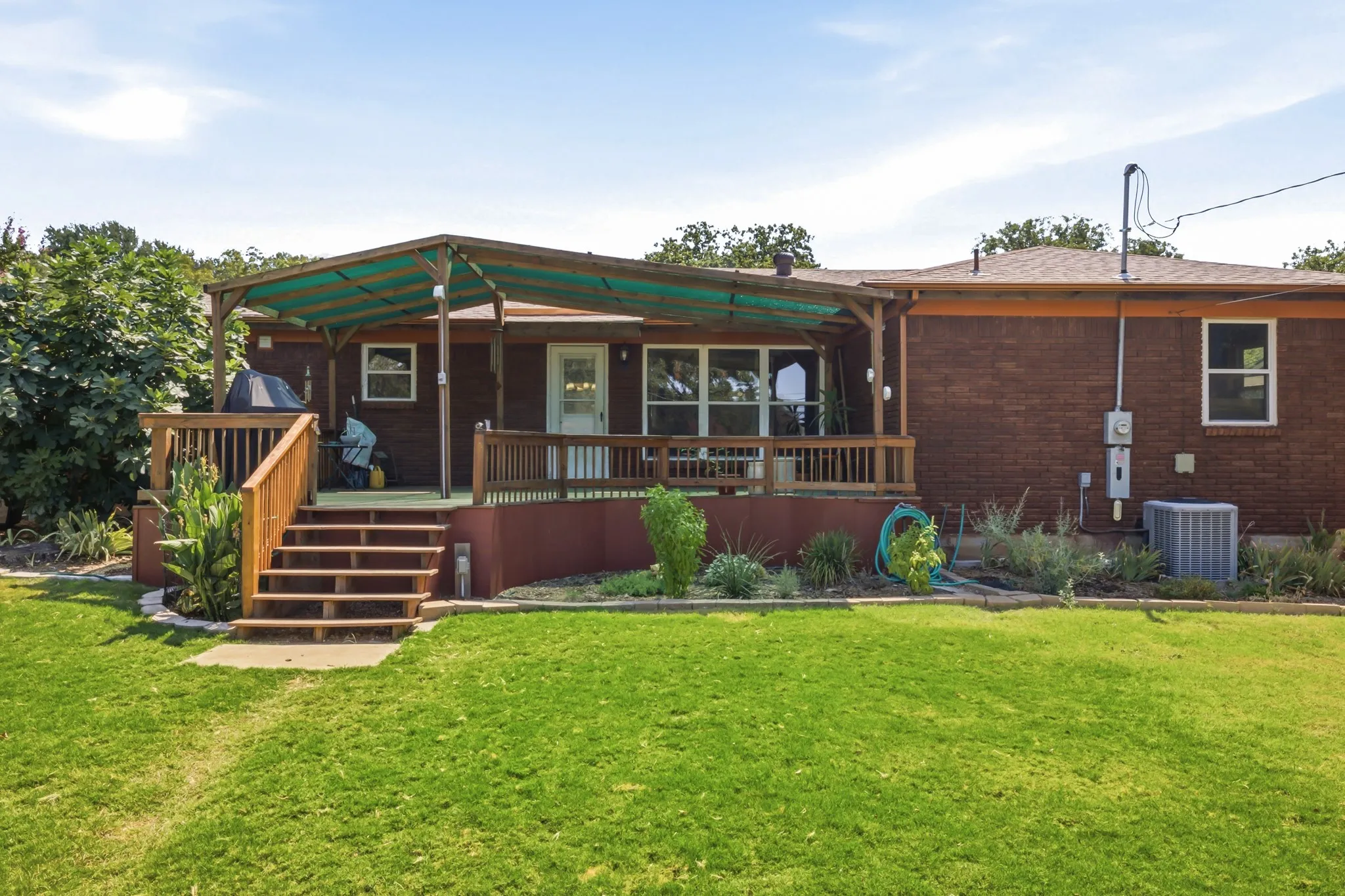 Single Family Residence For Sale in Tarrant County , 612 Oakwood Drive, Euless, Texas 76040, 3 Bedroom, 2 Bathroom, 2 Garage spaces, 1,622 Sqft, built in 1959, mls#21356740, Real Estate Agent in Euless, Homes For Sale in Tarrant county, Homes For Sale in Euless, Realtor in Euless Texas, Real Estate Brokerage Independent Realty Texas, Luminita Cordes Realtor