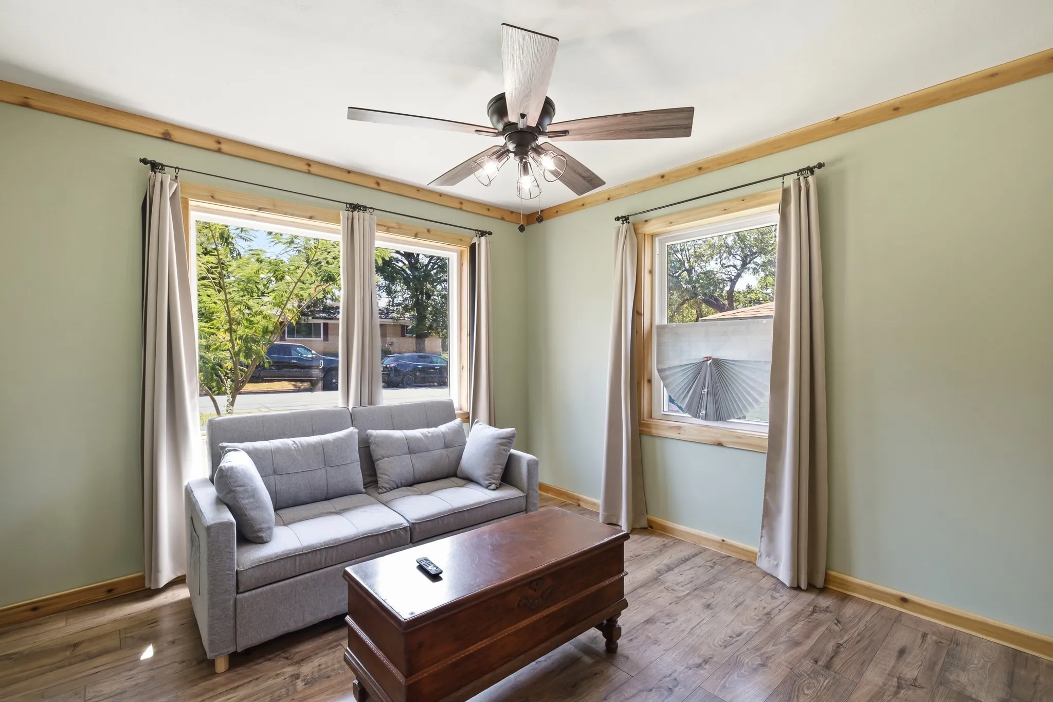 Single Family Residence For Sale in Tarrant County , 612 Oakwood Drive, Euless, Texas 76040, 3 Bedroom, 2 Bathroom, 2 Garage spaces, 1,622 Sqft, built in 1959, mls#21356740, Real Estate Agent in Euless, Homes For Sale in Tarrant county, Homes For Sale in Euless, Realtor in Euless Texas, Real Estate Brokerage Independent Realty Texas, Luminita Cordes Realtor