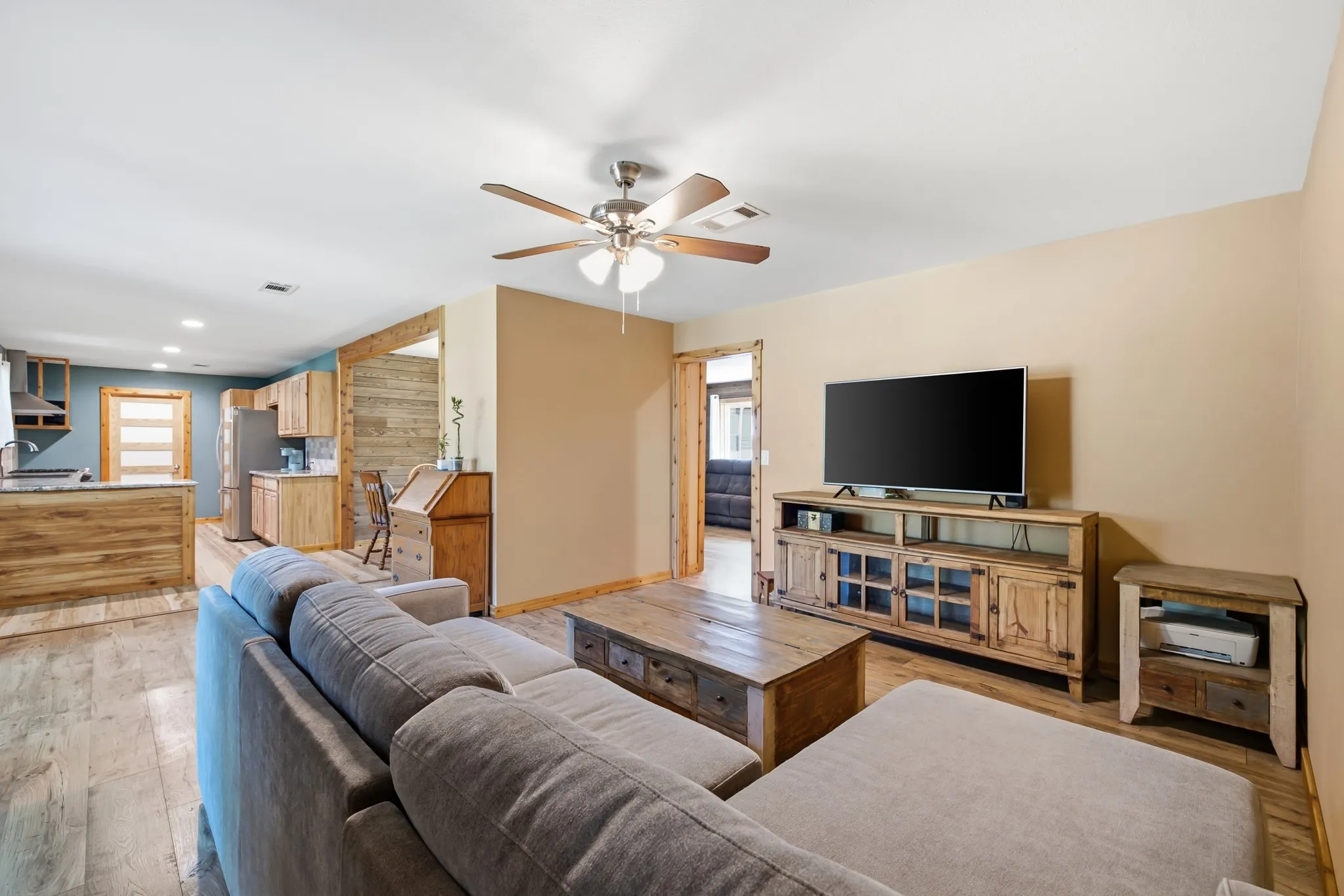 Single Family Residence For Sale in Tarrant County , 612 Oakwood Drive, Euless, Texas 76040, 3 Bedroom, 2 Bathroom, 2 Garage spaces, 1,622 Sqft, built in 1959, mls#21356740, Real Estate Agent in Euless, Homes For Sale in Tarrant county, Homes For Sale in Euless, Realtor in Euless Texas, Real Estate Brokerage Independent Realty Texas, Luminita Cordes Realtor