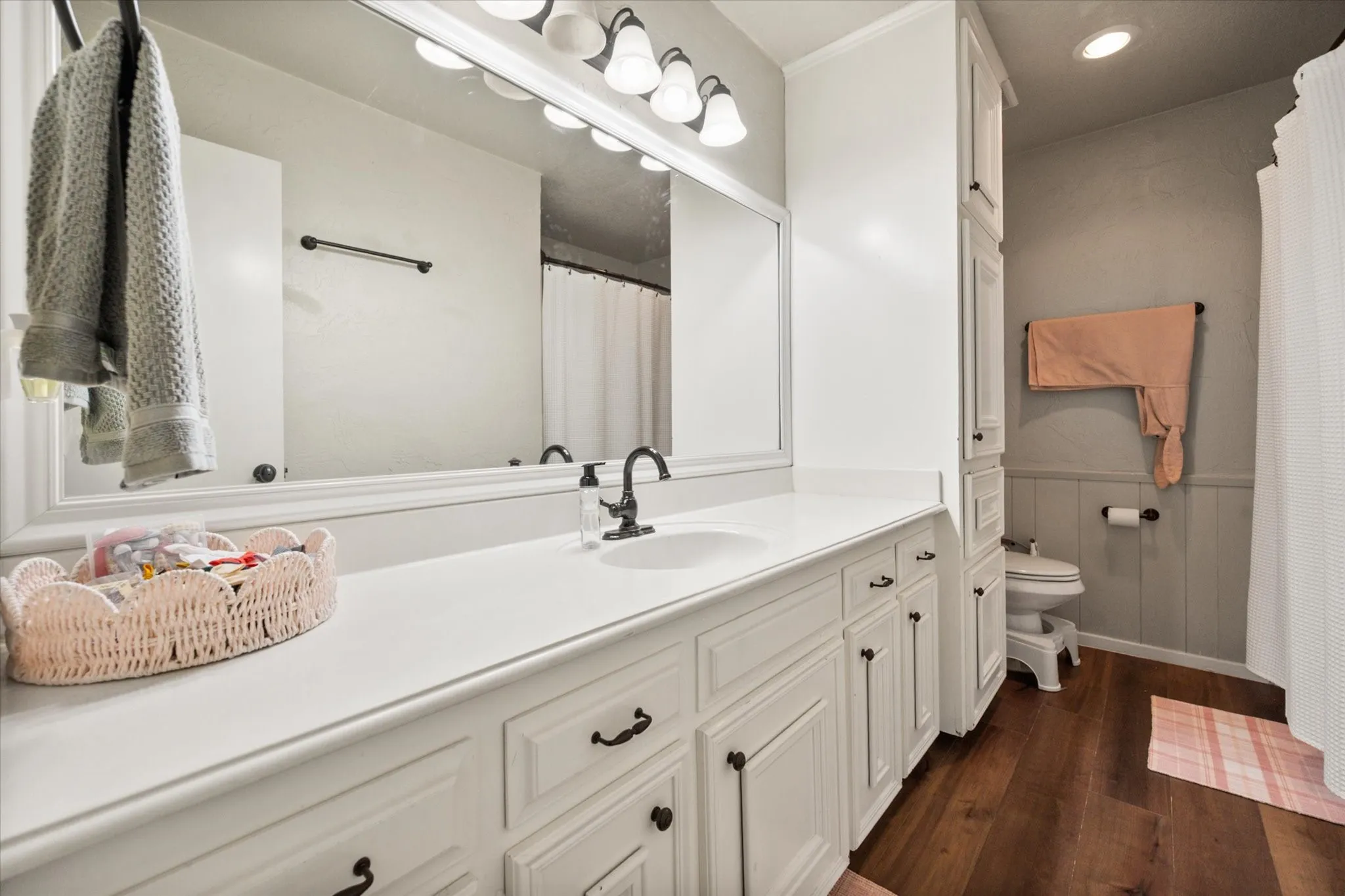 Single Family Residence For Sale in Johnson County , 767 NW Ann Lois Lane, Burleson, Texas 76028, 3 Bedroom, 2 Bathroom, 2 Garage spaces, 2,018 Sqft, built in 1974, mls#21356922, Real Estate Agent in Burleson, Homes For Sale in Johnson county, Homes For Sale in Burleson, Realtor in Burleson Texas, Real Estate Brokerage Independent Realty Texas, Luminita Cordes Realtor