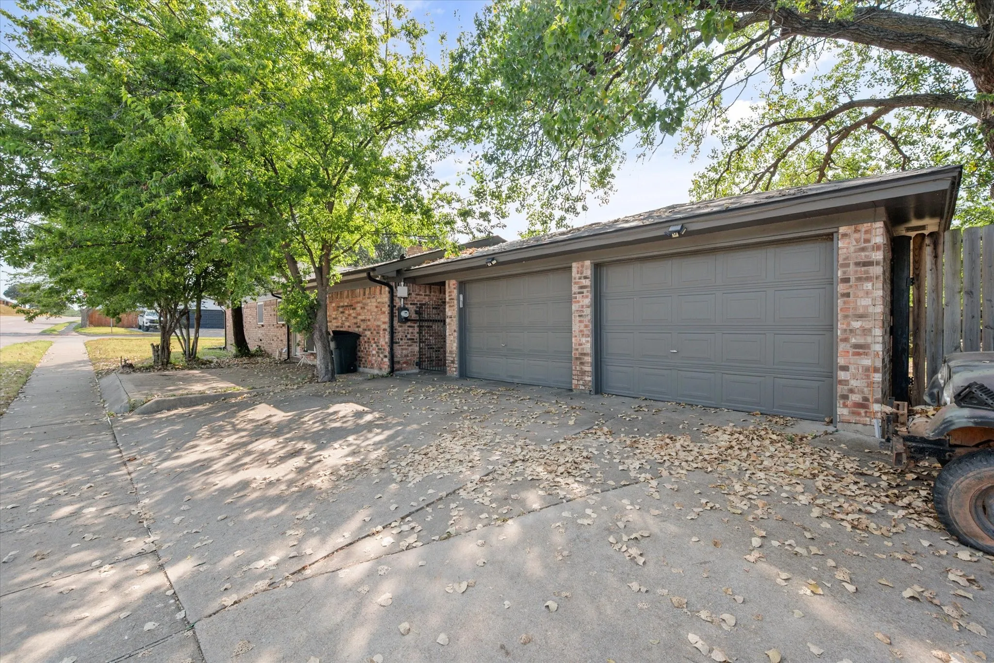 Single Family Residence For Sale in Johnson County , 767 NW Ann Lois Lane, Burleson, Texas 76028, 3 Bedroom, 2 Bathroom, 2 Garage spaces, 2,018 Sqft, built in 1974, mls#21356922, Real Estate Agent in Burleson, Homes For Sale in Johnson county, Homes For Sale in Burleson, Realtor in Burleson Texas, Real Estate Brokerage Independent Realty Texas, Luminita Cordes Realtor