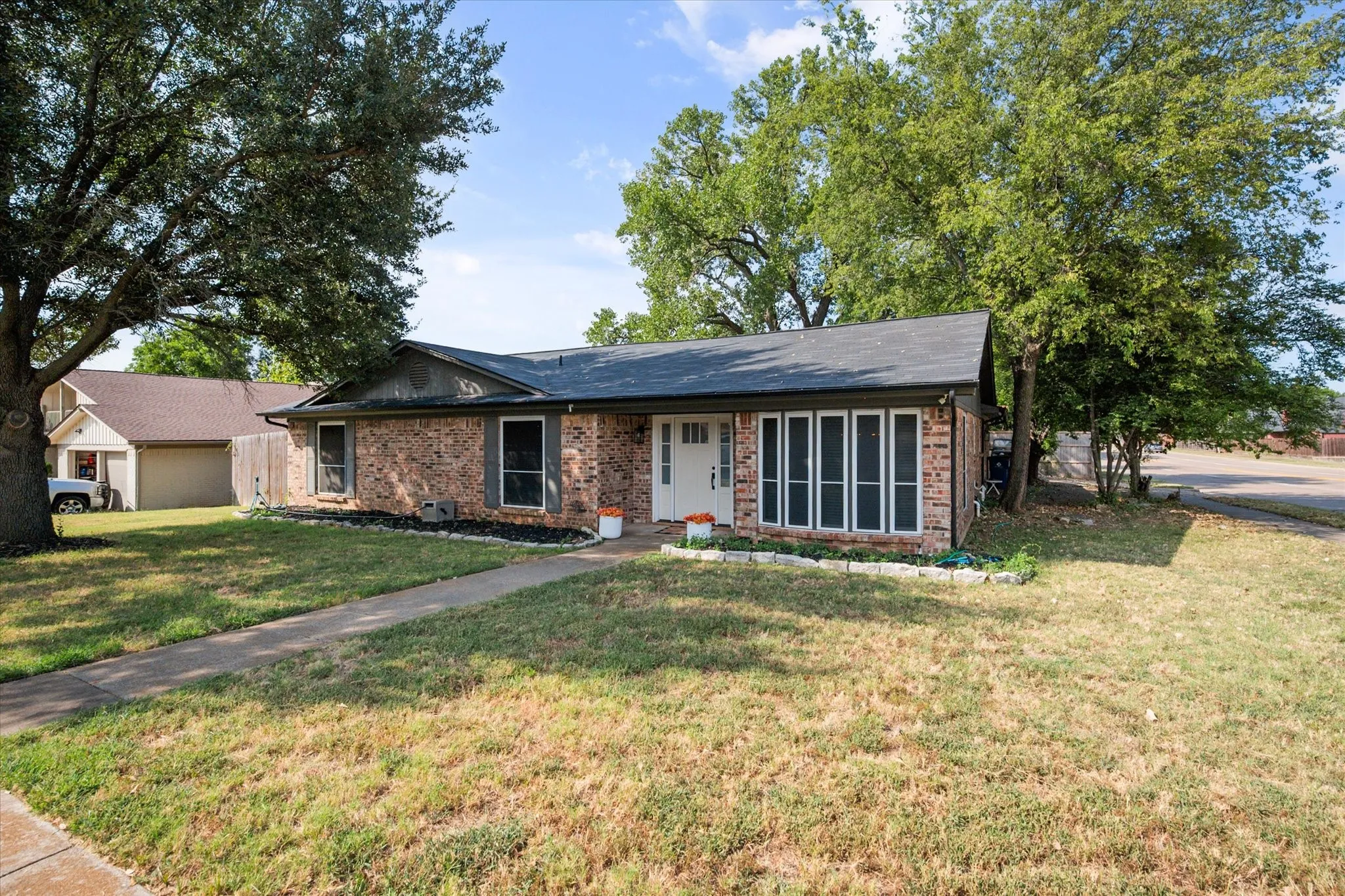 Single Family Residence For Sale in Johnson County , 767 NW Ann Lois Lane, Burleson, Texas 76028, 3 Bedroom, 2 Bathroom, 2 Garage spaces, 2,018 Sqft, built in 1974, mls#21356922, Real Estate Agent in Burleson, Homes For Sale in Johnson county, Homes For Sale in Burleson, Realtor in Burleson Texas, Real Estate Brokerage Independent Realty Texas, Luminita Cordes Realtor