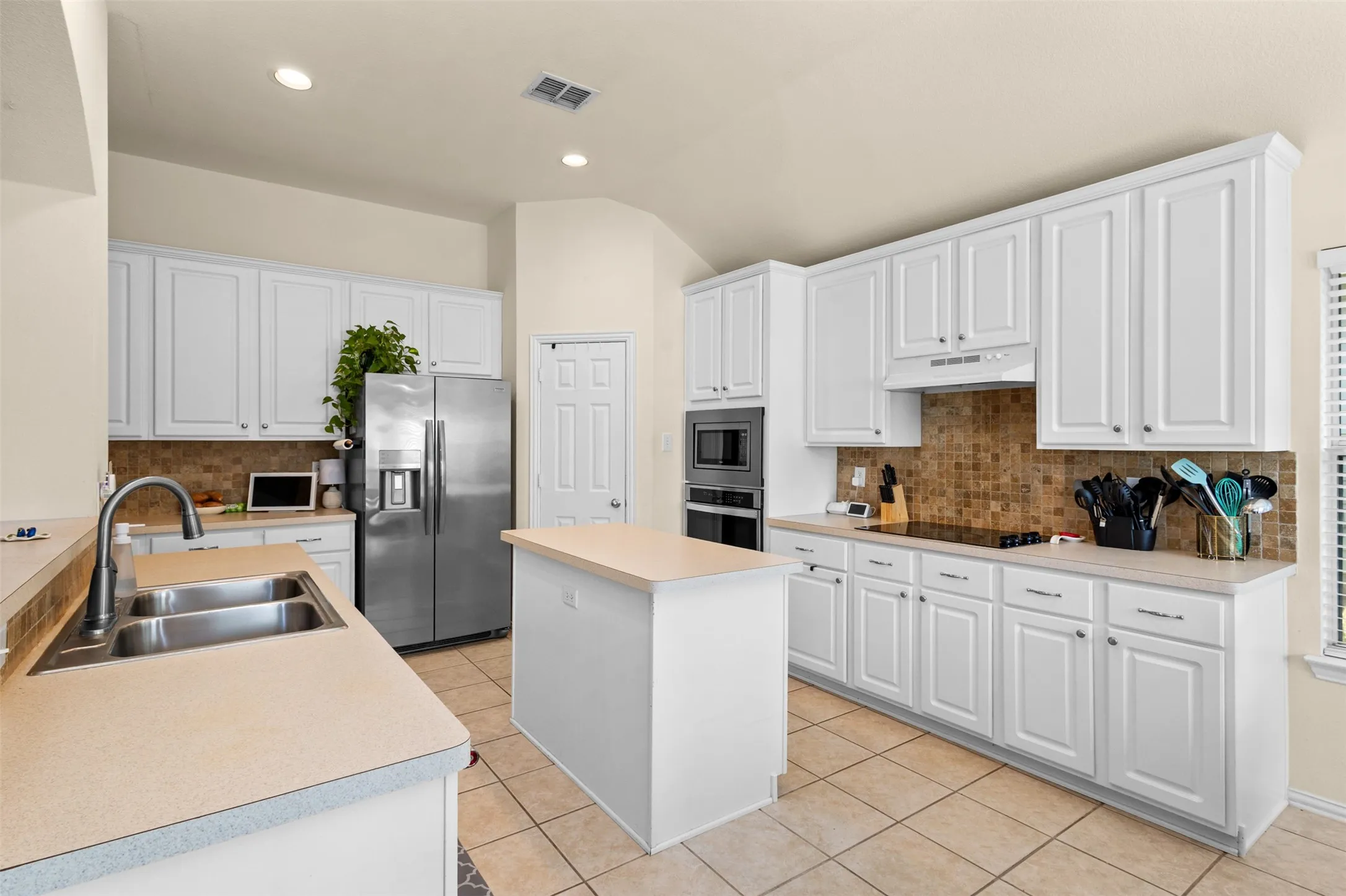 Single Family Residence For Sale in Tarrant County , 7521 Summer Meadows Drive, Fort Worth, Texas 76123, 4 Bedroom, 2 Bathroom, 2 Garage spaces, 2,272 Sqft, built in 2002, mls#21359003, Real Estate Agent in Fort Worth, Homes For Sale in Tarrant county, Homes For Sale in Fort Worth, Realtor in Fort Worth Texas, Real Estate Brokerage Independent Realty Texas, Luminita Cordes Realtor