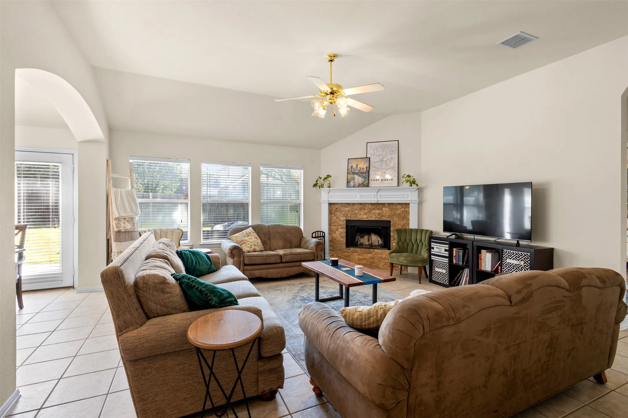 Single Family Residence For Sale in Tarrant County , 7521 Summer Meadows Drive, Fort Worth, Texas 76123, 4 Bedroom, 2 Bathroom, 2 Garage spaces, 2,272 Sqft, built in 2002, mls#21359003, Real Estate Agent in Fort Worth, Homes For Sale in Tarrant county, Homes For Sale in Fort Worth, Realtor in Fort Worth Texas, Real Estate Brokerage Independent Realty Texas, Luminita Cordes Realtor