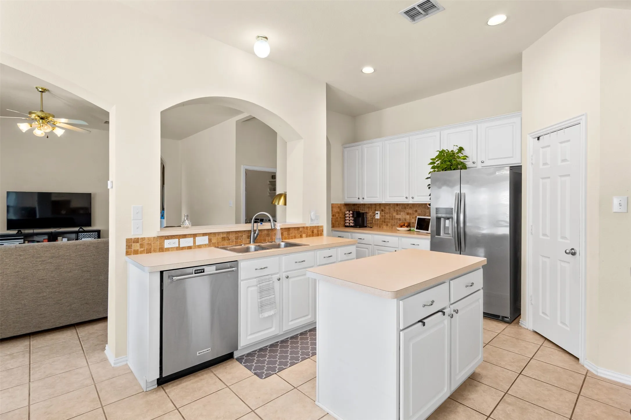 Single Family Residence For Sale in Tarrant County , 7521 Summer Meadows Drive, Fort Worth, Texas 76123, 4 Bedroom, 2 Bathroom, 2 Garage spaces, 2,272 Sqft, built in 2002, mls#21359003, Real Estate Agent in Fort Worth, Homes For Sale in Tarrant county, Homes For Sale in Fort Worth, Realtor in Fort Worth Texas, Real Estate Brokerage Independent Realty Texas, Luminita Cordes Realtor