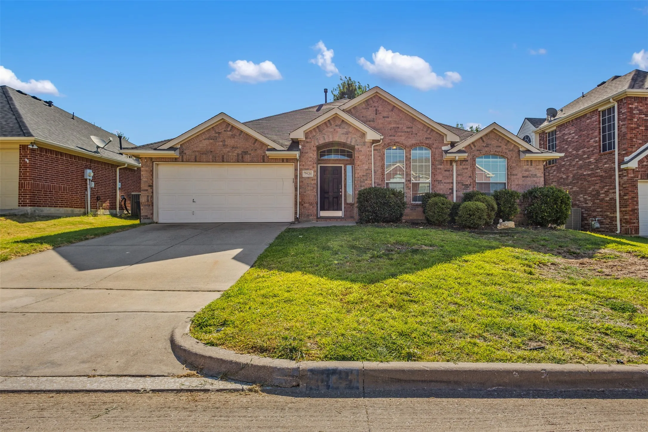 Single Family Residence For Sale in Tarrant County , 7521 Summer Meadows Drive, Fort Worth, Texas 76123, 4 Bedroom, 2 Bathroom, 2 Garage spaces, 2,272 Sqft, built in 2002, mls#21359003, Real Estate Agent in Fort Worth, Homes For Sale in Tarrant county, Homes For Sale in Fort Worth, Realtor in Fort Worth Texas, Real Estate Brokerage Independent Realty Texas, Luminita Cordes Realtor