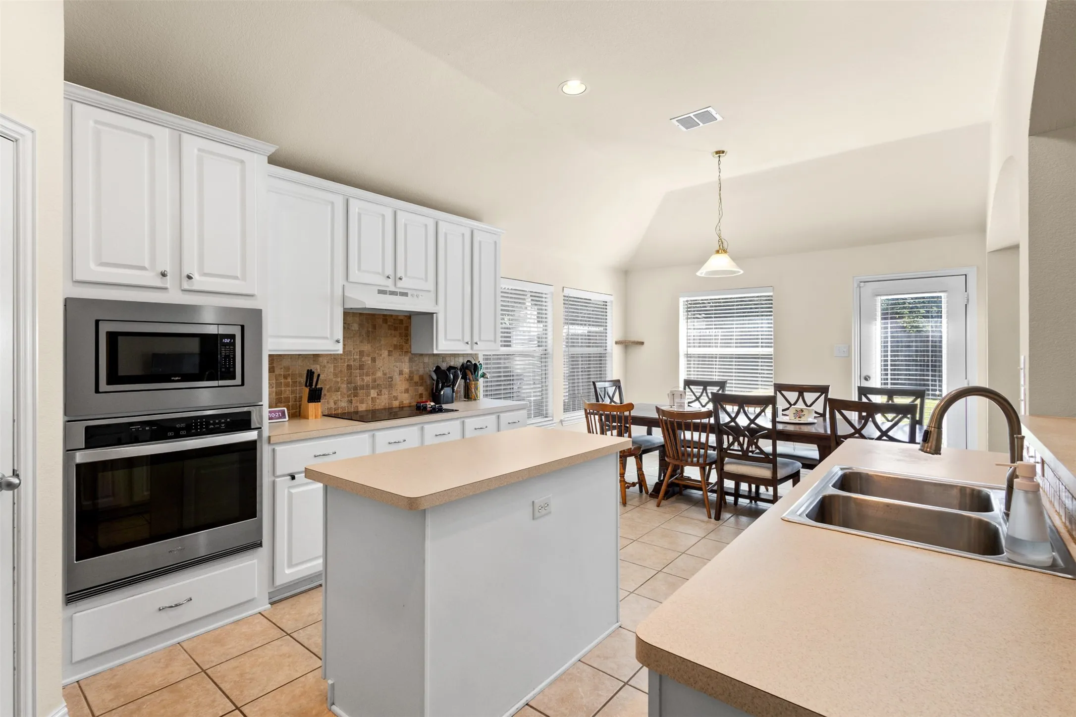 Single Family Residence For Sale in Tarrant County , 7521 Summer Meadows Drive, Fort Worth, Texas 76123, 4 Bedroom, 2 Bathroom, 2 Garage spaces, 2,272 Sqft, built in 2002, mls#21359003, Real Estate Agent in Fort Worth, Homes For Sale in Tarrant county, Homes For Sale in Fort Worth, Realtor in Fort Worth Texas, Real Estate Brokerage Independent Realty Texas, Luminita Cordes Realtor