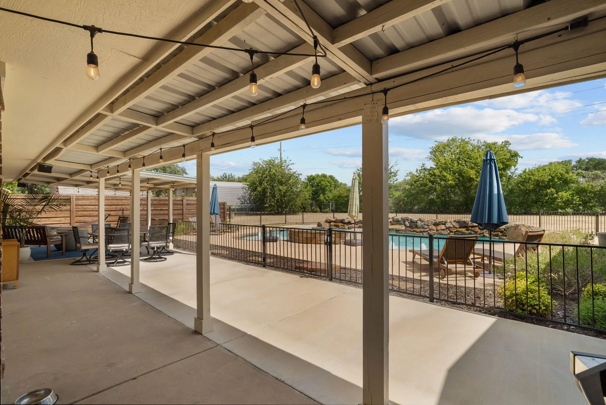 Single Family Residence For Sale in Parker County , 1910 Circleview Drive, Weatherford, Texas 76087, 3 Bedroom, 3 Bathroom, 2 Garage spaces, 1,790 Sqft, built in 1988, Price $549,000, mls#21359858, Real Estate Agent in Weatherford, Homes For Sale in Parker county, Homes For Sale in Weatherford, Realtor in Weatherford Texas, Real Estate Brokerage Independent Realty Texas, Luminita Cordes Realtor