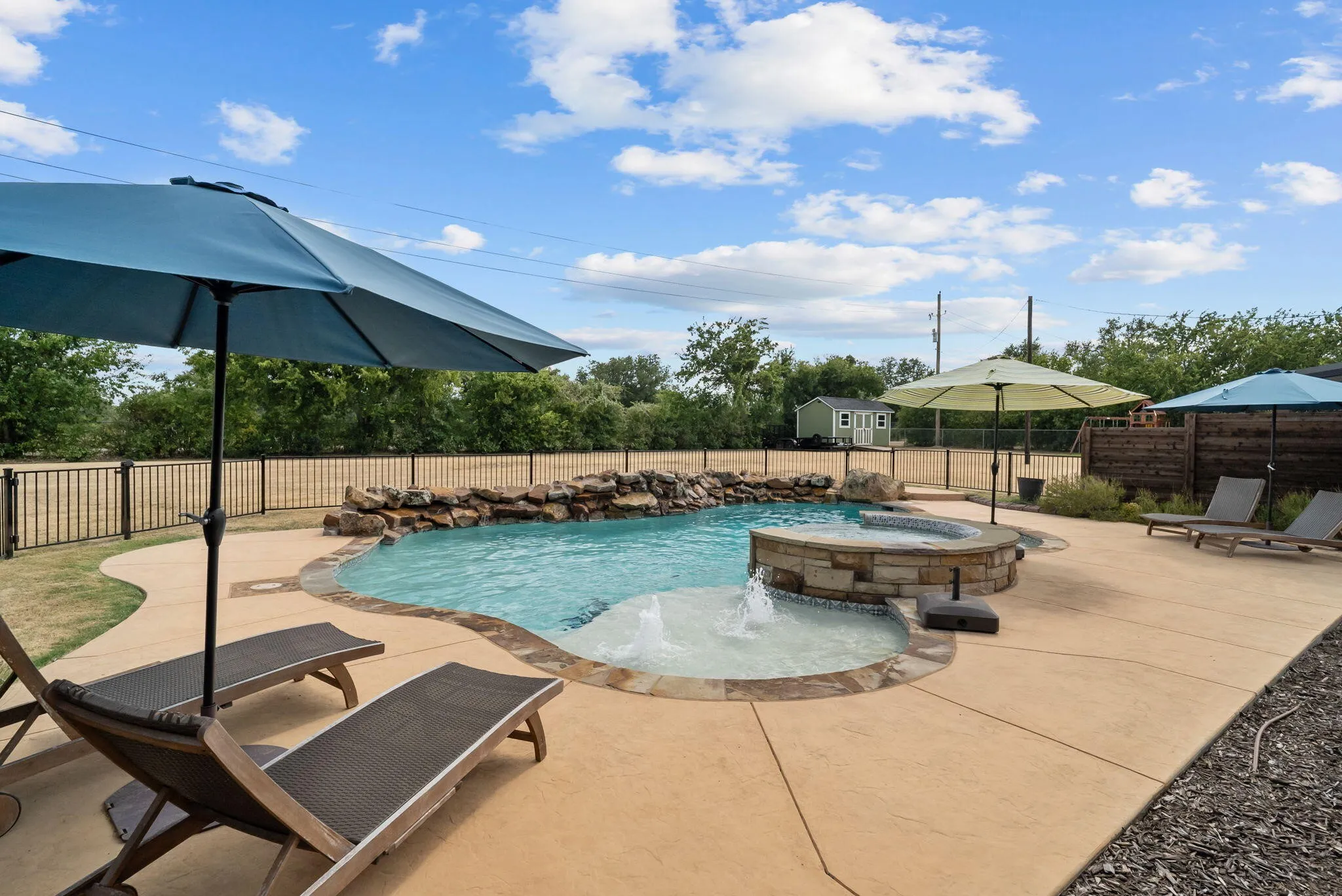 Single Family Residence For Sale in Parker County , 1910 Circleview Drive, Weatherford, Texas 76087, 3 Bedroom, 3 Bathroom, 2 Garage spaces, 1,790 Sqft, built in 1988, Price $549,000, mls#21359858, Real Estate Agent in Weatherford, Homes For Sale in Parker county, Homes For Sale in Weatherford, Realtor in Weatherford Texas, Real Estate Brokerage Independent Realty Texas, Luminita Cordes Realtor