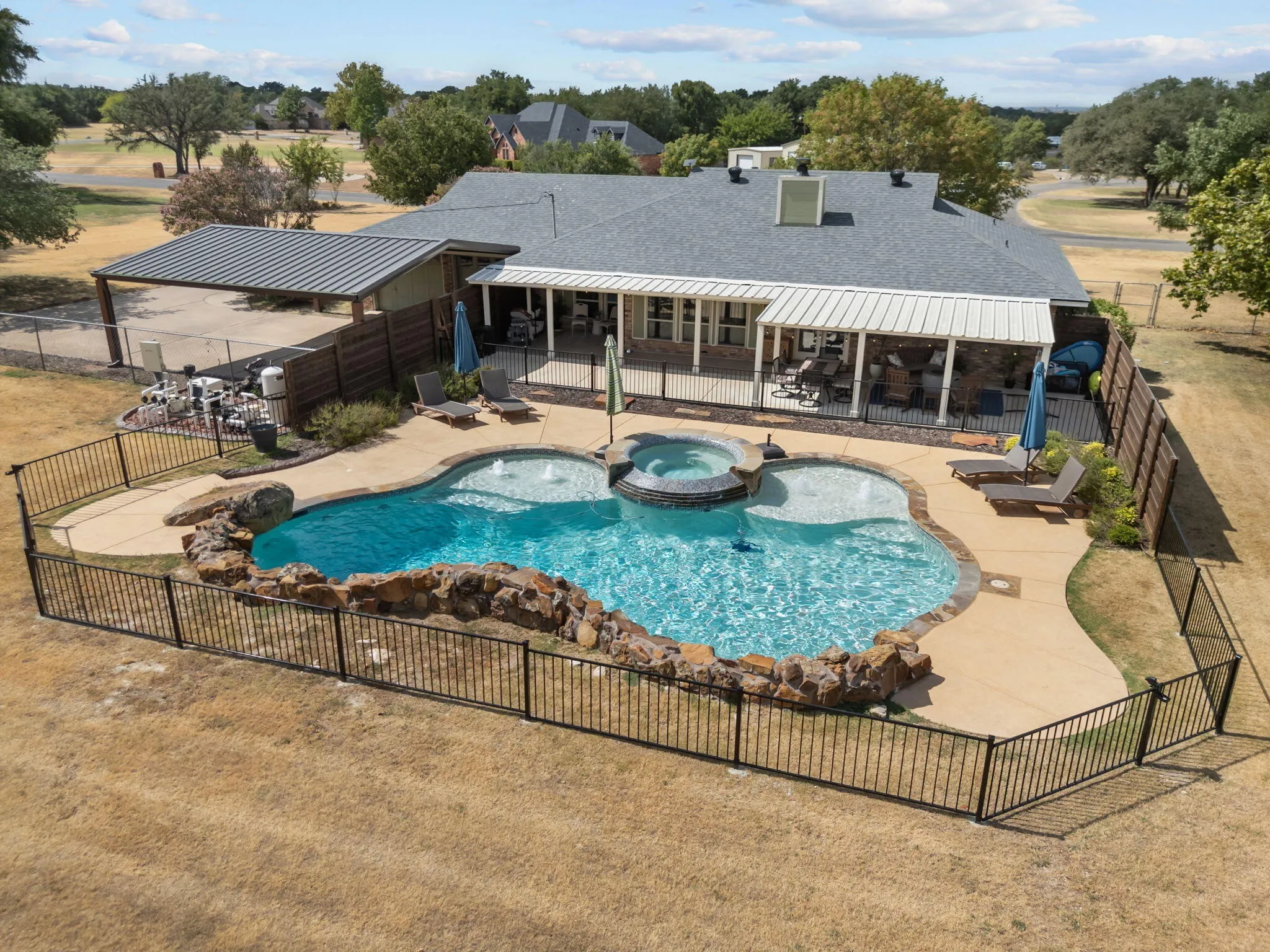 Single Family Residence For Sale in Parker County , 1910 Circleview Drive, Weatherford, Texas 76087, 3 Bedroom, 3 Bathroom, 2 Garage spaces, 1,790 Sqft, built in 1988, Price $549,000, mls#21359858, Real Estate Agent in Weatherford, Homes For Sale in Parker county, Homes For Sale in Weatherford, Realtor in Weatherford Texas, Real Estate Brokerage Independent Realty Texas, Luminita Cordes Realtor