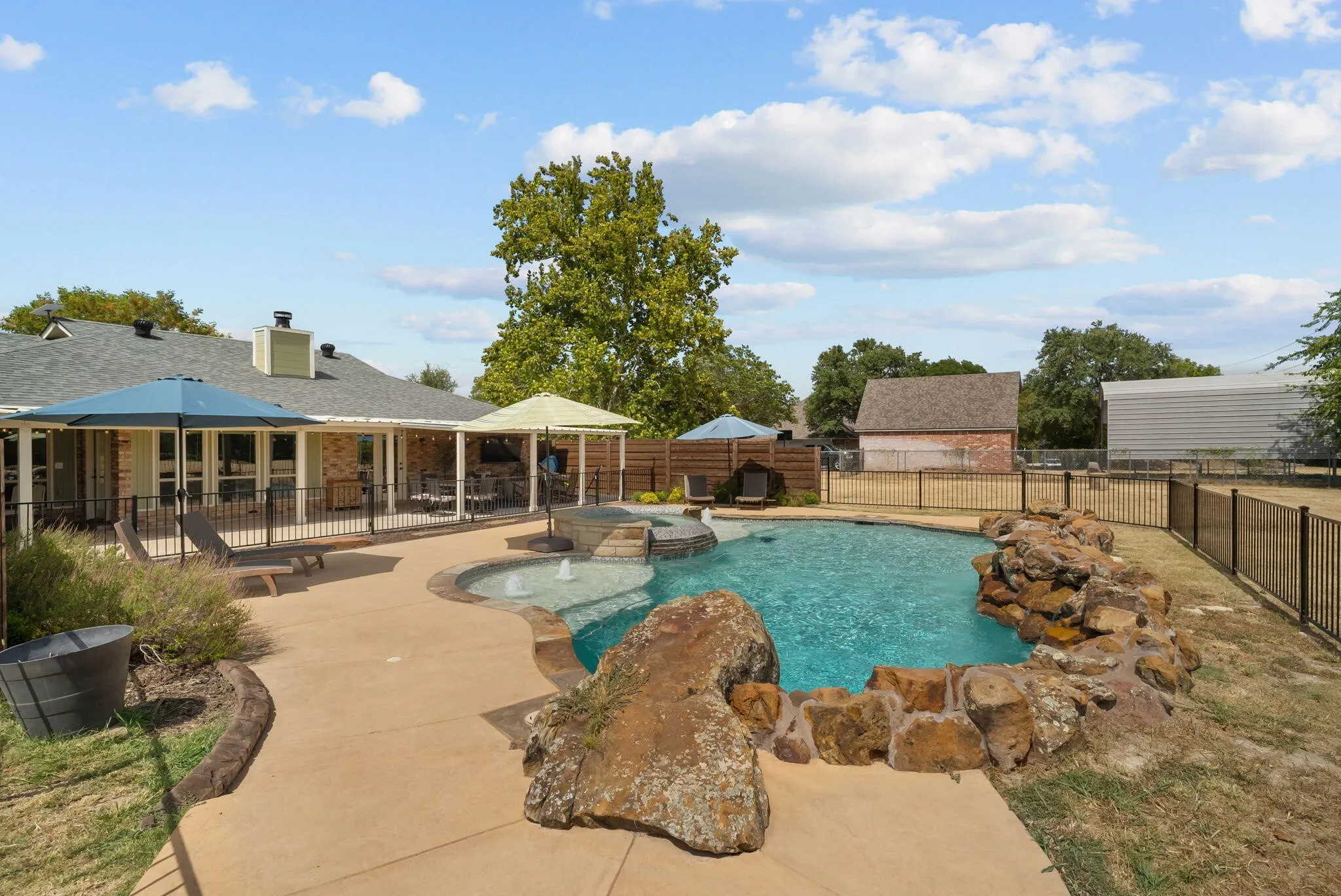 Single Family Residence For Sale in Parker County , 1910 Circleview Drive, Weatherford, Texas 76087, 3 Bedroom, 3 Bathroom, 2 Garage spaces, 1,790 Sqft, built in 1988, Price $549,000, mls#21359858, Real Estate Agent in Weatherford, Homes For Sale in Parker county, Homes For Sale in Weatherford, Realtor in Weatherford Texas, Real Estate Brokerage Independent Realty Texas, Luminita Cordes Realtor