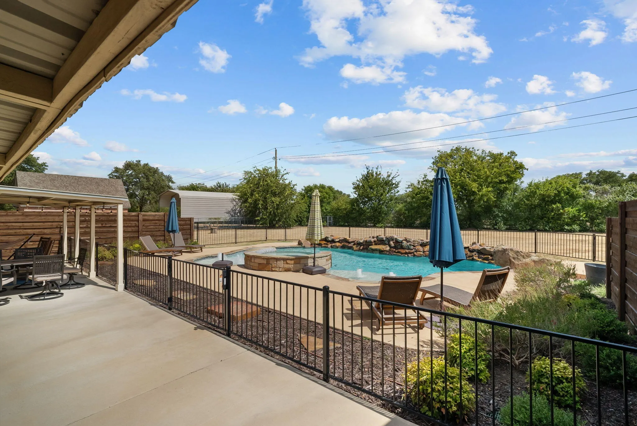 Single Family Residence For Sale in Parker County , 1910 Circleview Drive, Weatherford, Texas 76087, 3 Bedroom, 3 Bathroom, 2 Garage spaces, 1,790 Sqft, built in 1988, Price $549,000, mls#21359858, Real Estate Agent in Weatherford, Homes For Sale in Parker county, Homes For Sale in Weatherford, Realtor in Weatherford Texas, Real Estate Brokerage Independent Realty Texas, Luminita Cordes Realtor