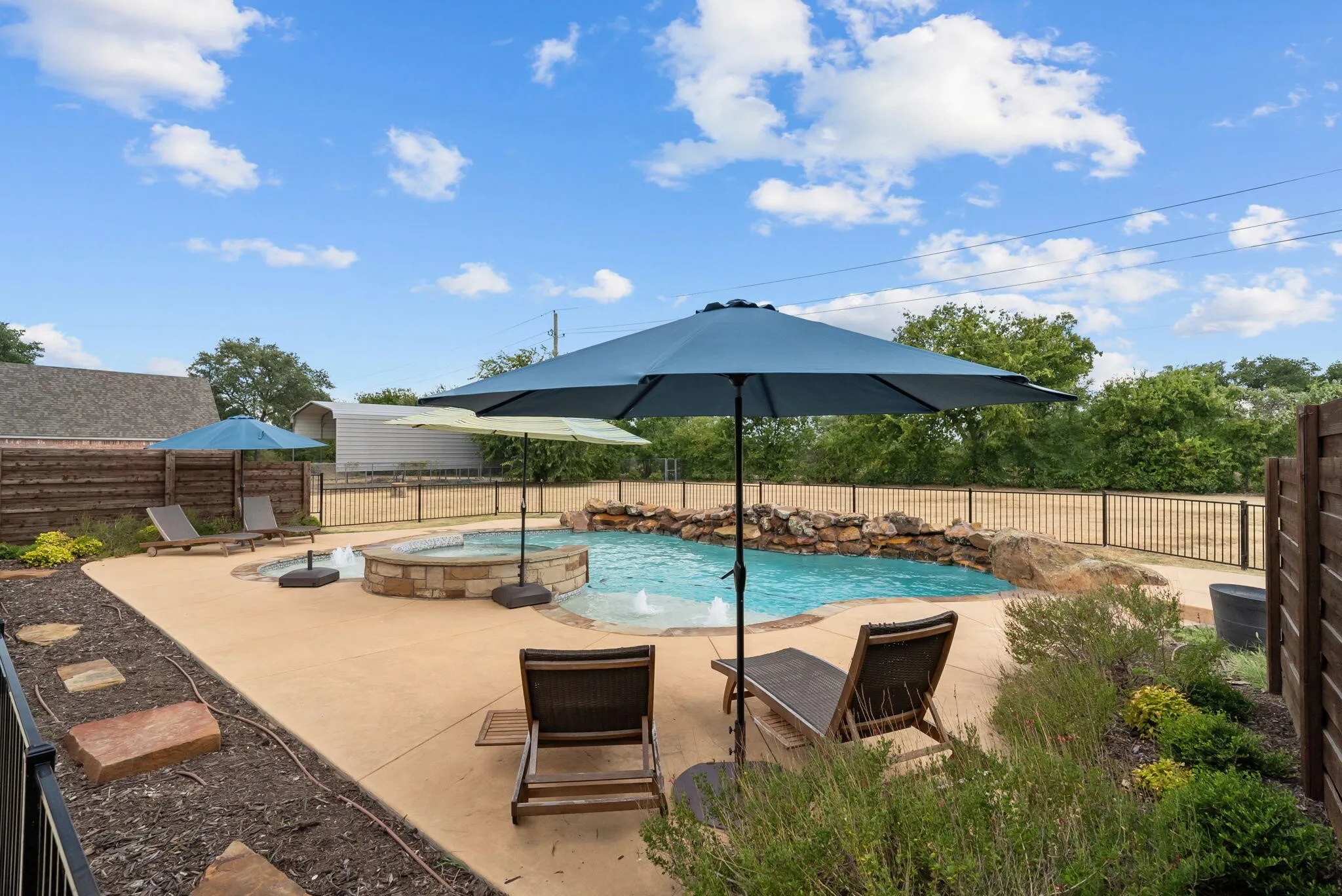 Single Family Residence For Sale in Parker County , 1910 Circleview Drive, Weatherford, Texas 76087, 3 Bedroom, 3 Bathroom, 2 Garage spaces, 1,790 Sqft, built in 1988, Price $549,000, mls#21359858, Real Estate Agent in Weatherford, Homes For Sale in Parker county, Homes For Sale in Weatherford, Realtor in Weatherford Texas, Real Estate Brokerage Independent Realty Texas, Luminita Cordes Realtor