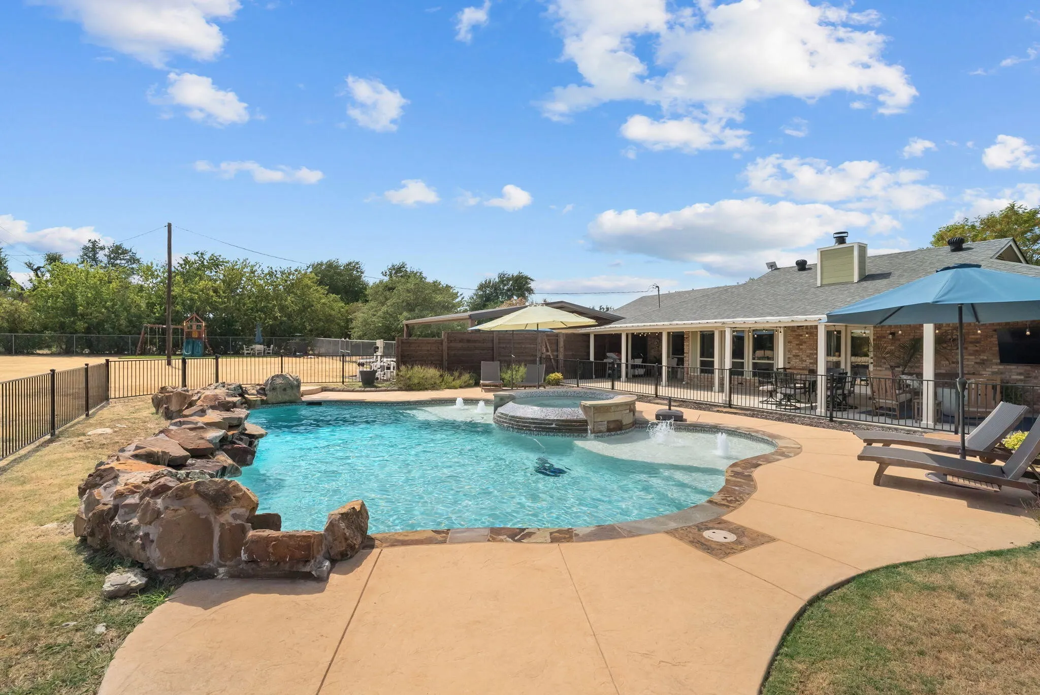 Single Family Residence For Sale in Parker County , 1910 Circleview Drive, Weatherford, Texas 76087, 3 Bedroom, 3 Bathroom, 2 Garage spaces, 1,790 Sqft, built in 1988, Price $549,000, mls#21359858, Real Estate Agent in Weatherford, Homes For Sale in Parker county, Homes For Sale in Weatherford, Realtor in Weatherford Texas, Real Estate Brokerage Independent Realty Texas, Luminita Cordes Realtor