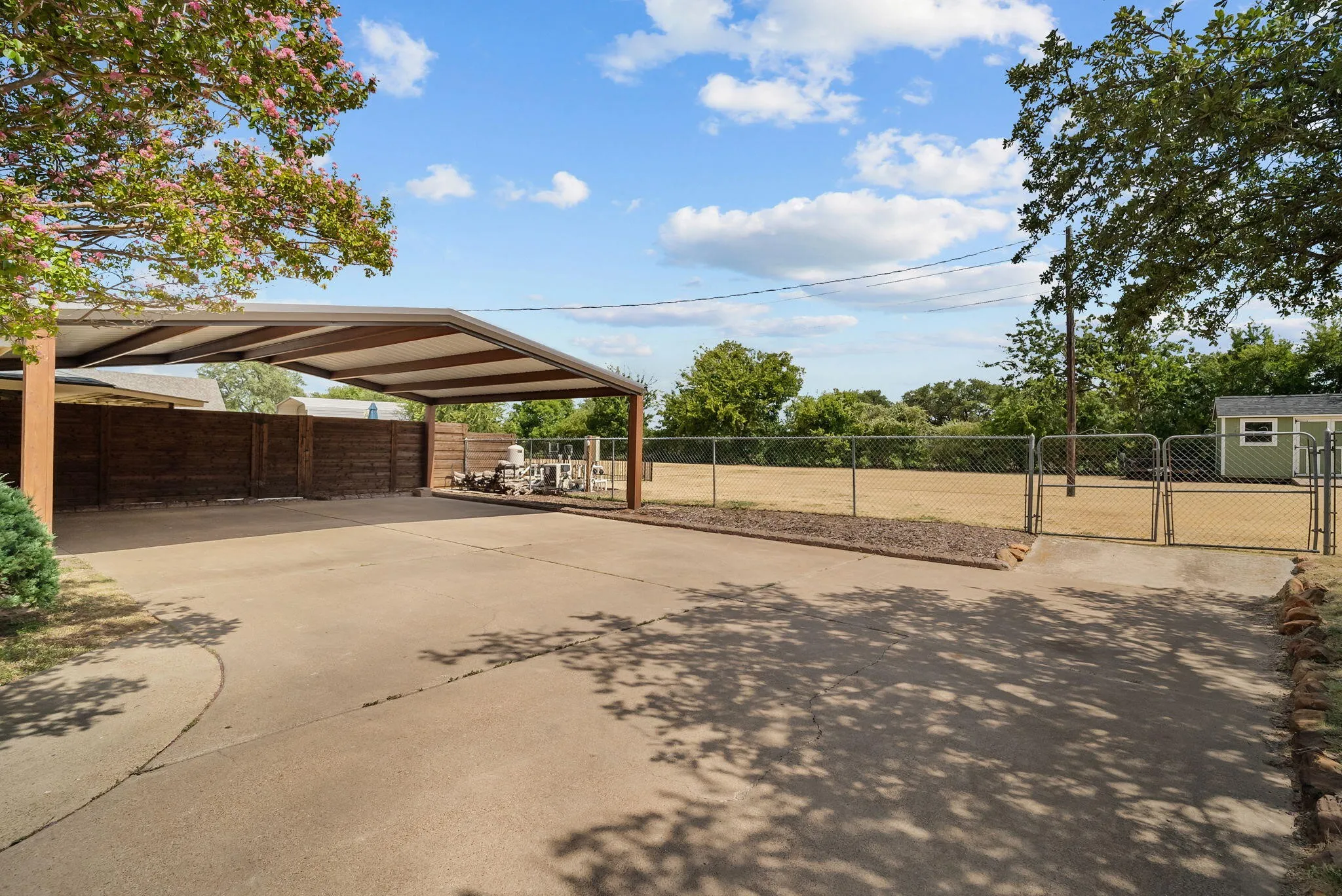 Single Family Residence For Sale in Parker County , 1910 Circleview Drive, Weatherford, Texas 76087, 3 Bedroom, 3 Bathroom, 2 Garage spaces, 1,790 Sqft, built in 1988, Price $549,000, mls#21359858, Real Estate Agent in Weatherford, Homes For Sale in Parker county, Homes For Sale in Weatherford, Realtor in Weatherford Texas, Real Estate Brokerage Independent Realty Texas, Luminita Cordes Realtor