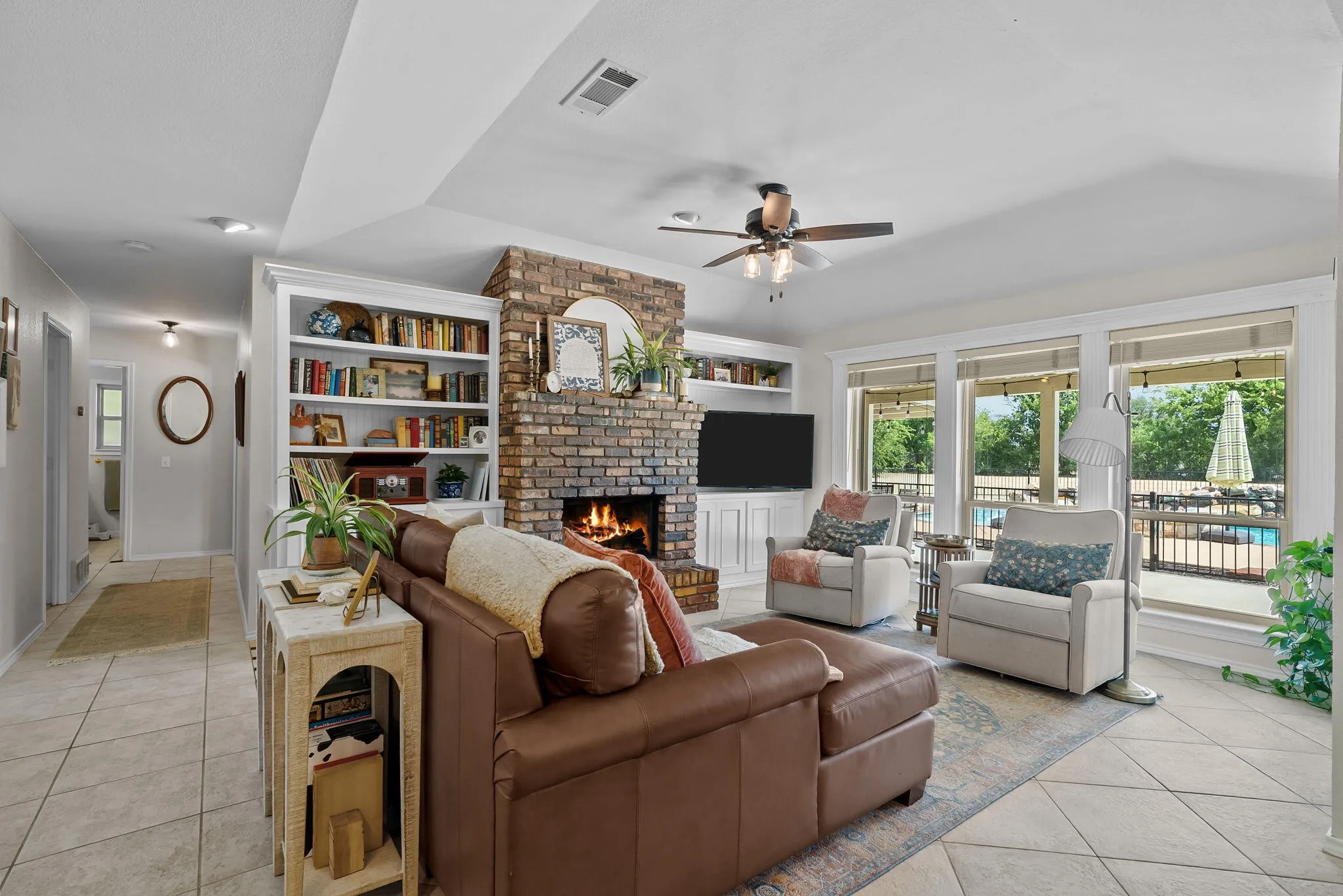 Single Family Residence For Sale in Parker County , 1910 Circleview Drive, Weatherford, Texas 76087, 3 Bedroom, 3 Bathroom, 2 Garage spaces, 1,790 Sqft, built in 1988, Price $549,000, mls#21359858, Real Estate Agent in Weatherford, Homes For Sale in Parker county, Homes For Sale in Weatherford, Realtor in Weatherford Texas, Real Estate Brokerage Independent Realty Texas, Luminita Cordes Realtor