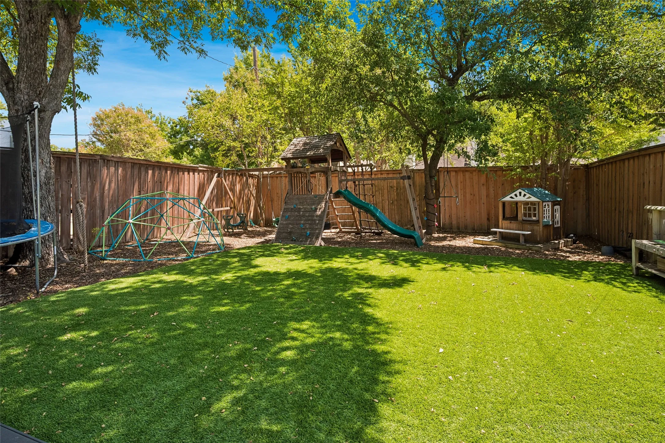 Single Family Residence For Sale in Dallas County , 9614 Brentgate Drive, Dallas, Texas 75238, 4 Bedroom, 4 Bathroom, 2 Garage spaces, 3,165 Sqft, built in 1964, mls#21358946, Real Estate Agent in Dallas, Homes For Sale in Dallas county, Homes For Sale in Dallas, Realtor in Dallas Texas, Real Estate Brokerage Independent Realty Texas, Luminita Cordes Realtor