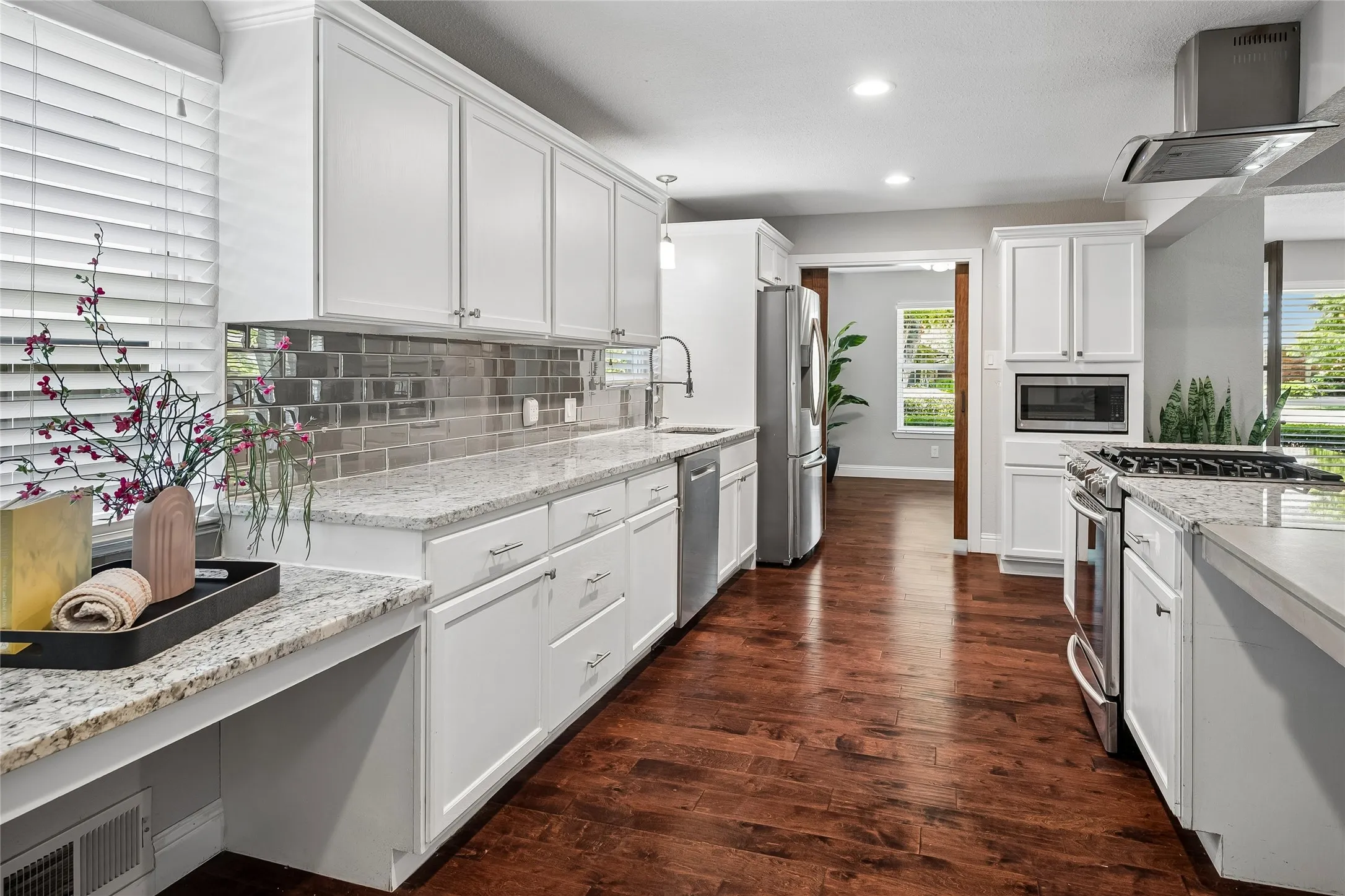 Single Family Residence For Sale in Dallas County , 9614 Brentgate Drive, Dallas, Texas 75238, 4 Bedroom, 4 Bathroom, 2 Garage spaces, 3,165 Sqft, built in 1964, mls#21358946, Real Estate Agent in Dallas, Homes For Sale in Dallas county, Homes For Sale in Dallas, Realtor in Dallas Texas, Real Estate Brokerage Independent Realty Texas, Luminita Cordes Realtor